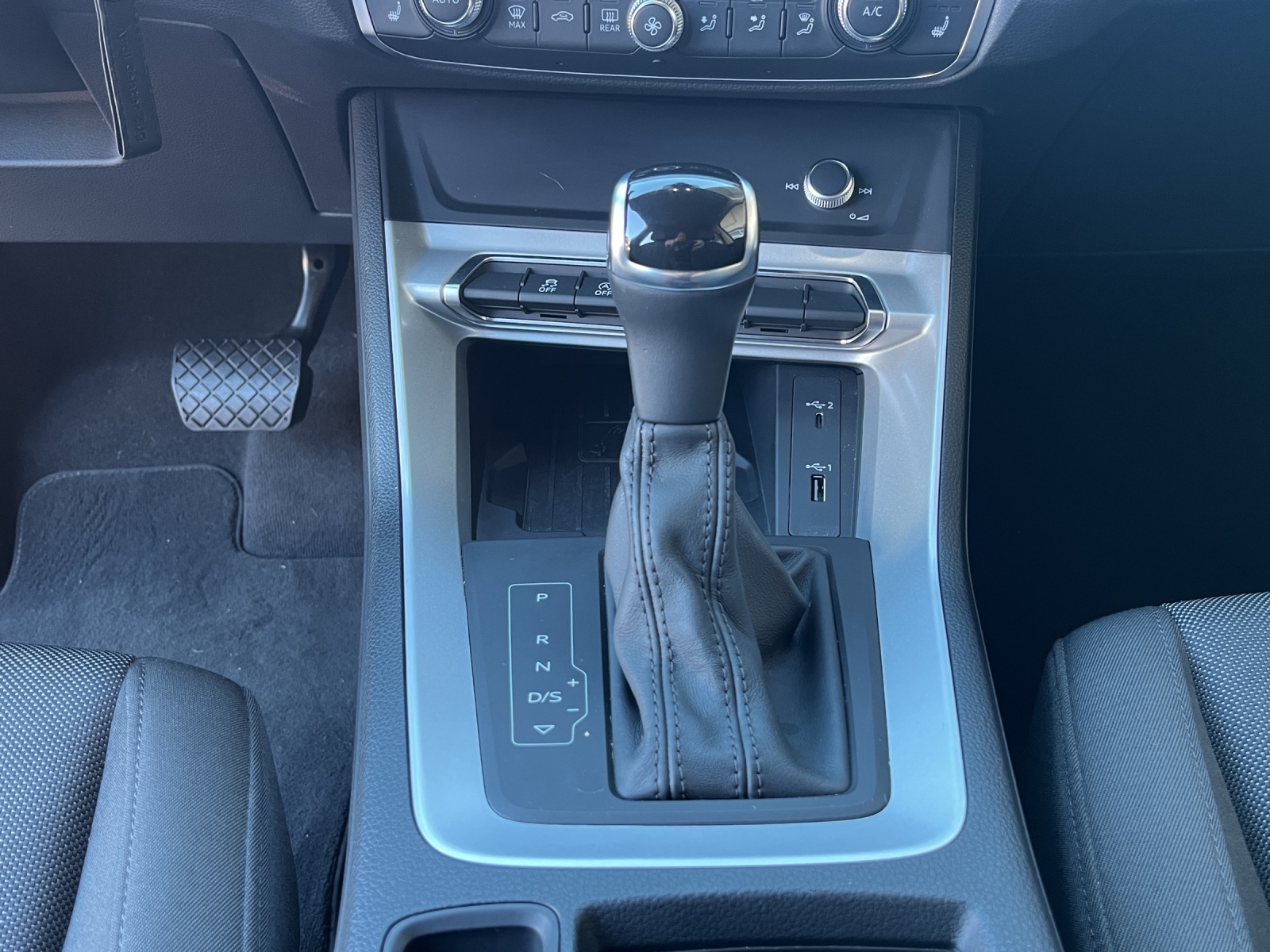 AUDI Q3 2.0 40 TFSI Advanced quattro S-Tronic-image-13