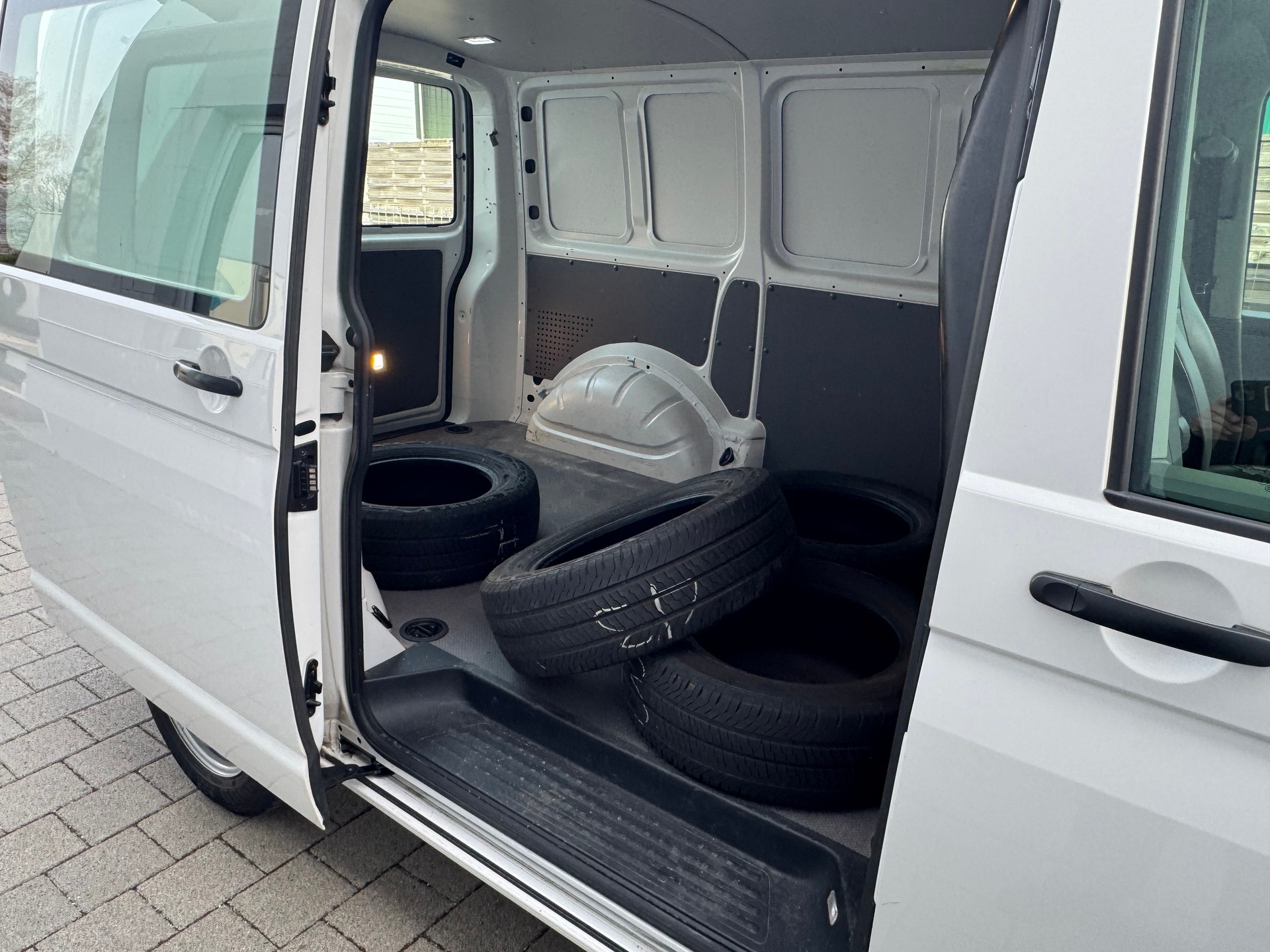 VW T6.1 2.0 TDI 4Motion DSG-image-8