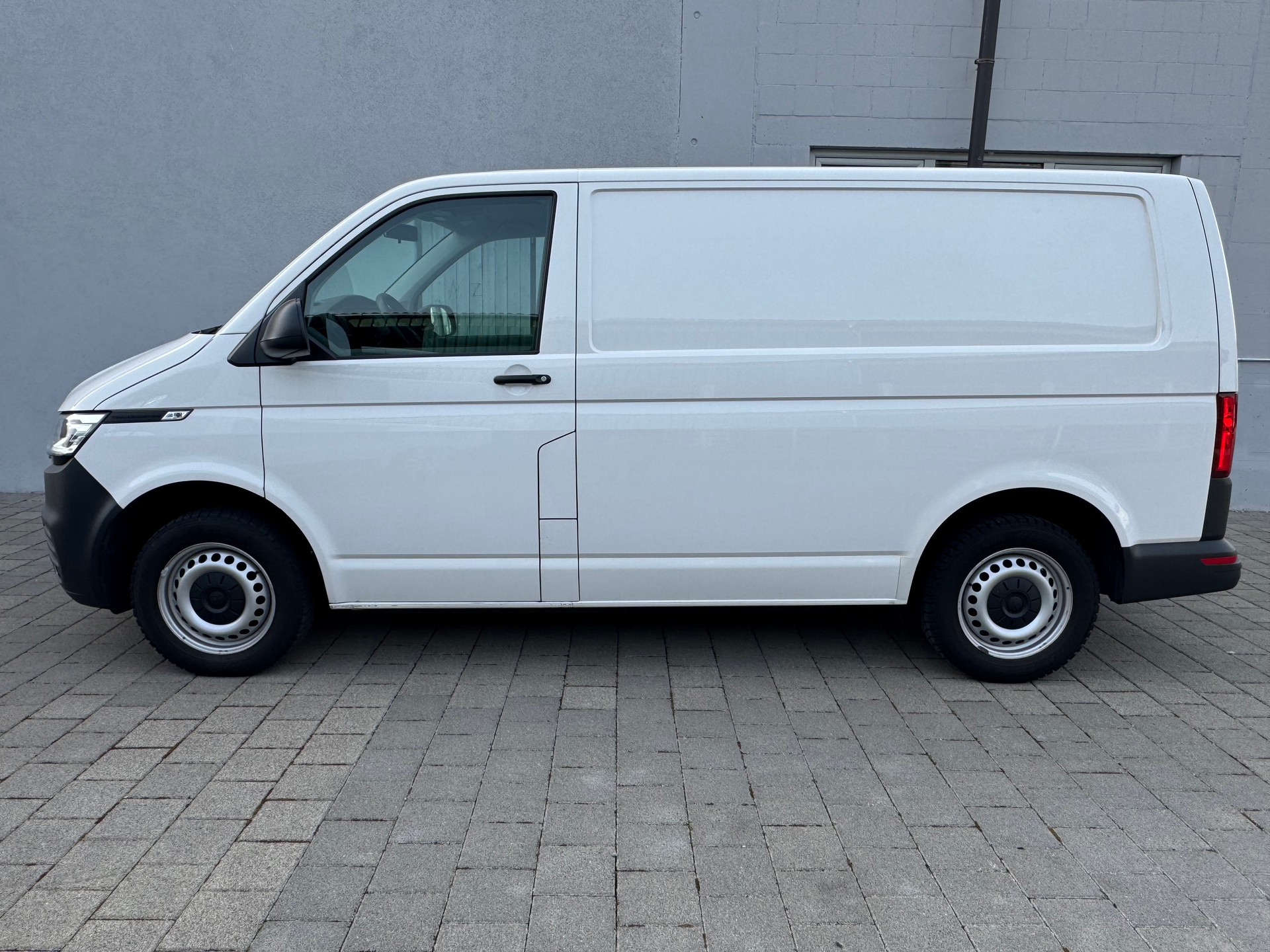 VW T6.1 2.0 TDI 4Motion DSG-image-2