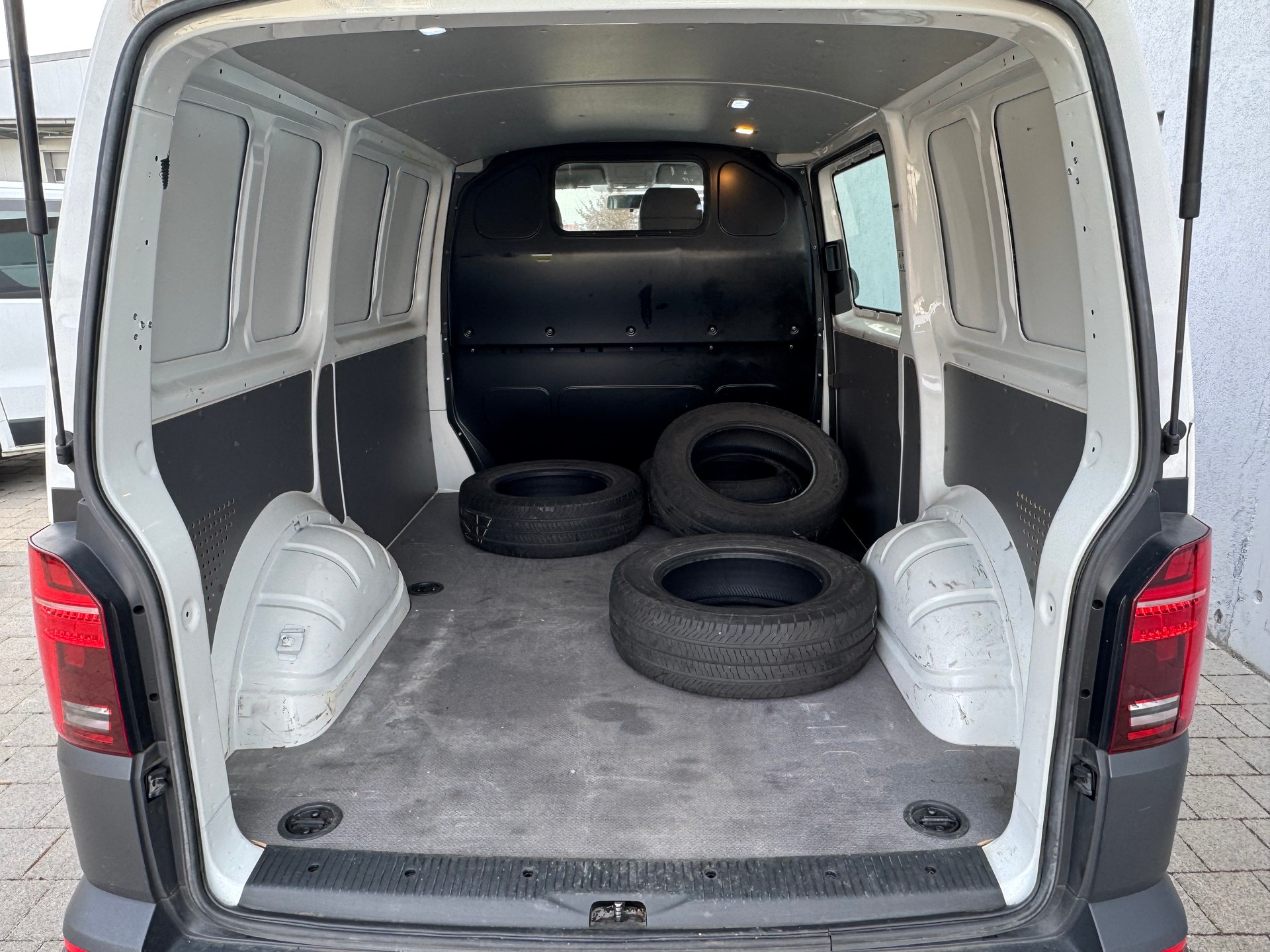 VW T6.1 2.0 TDI 4Motion DSG-image-7