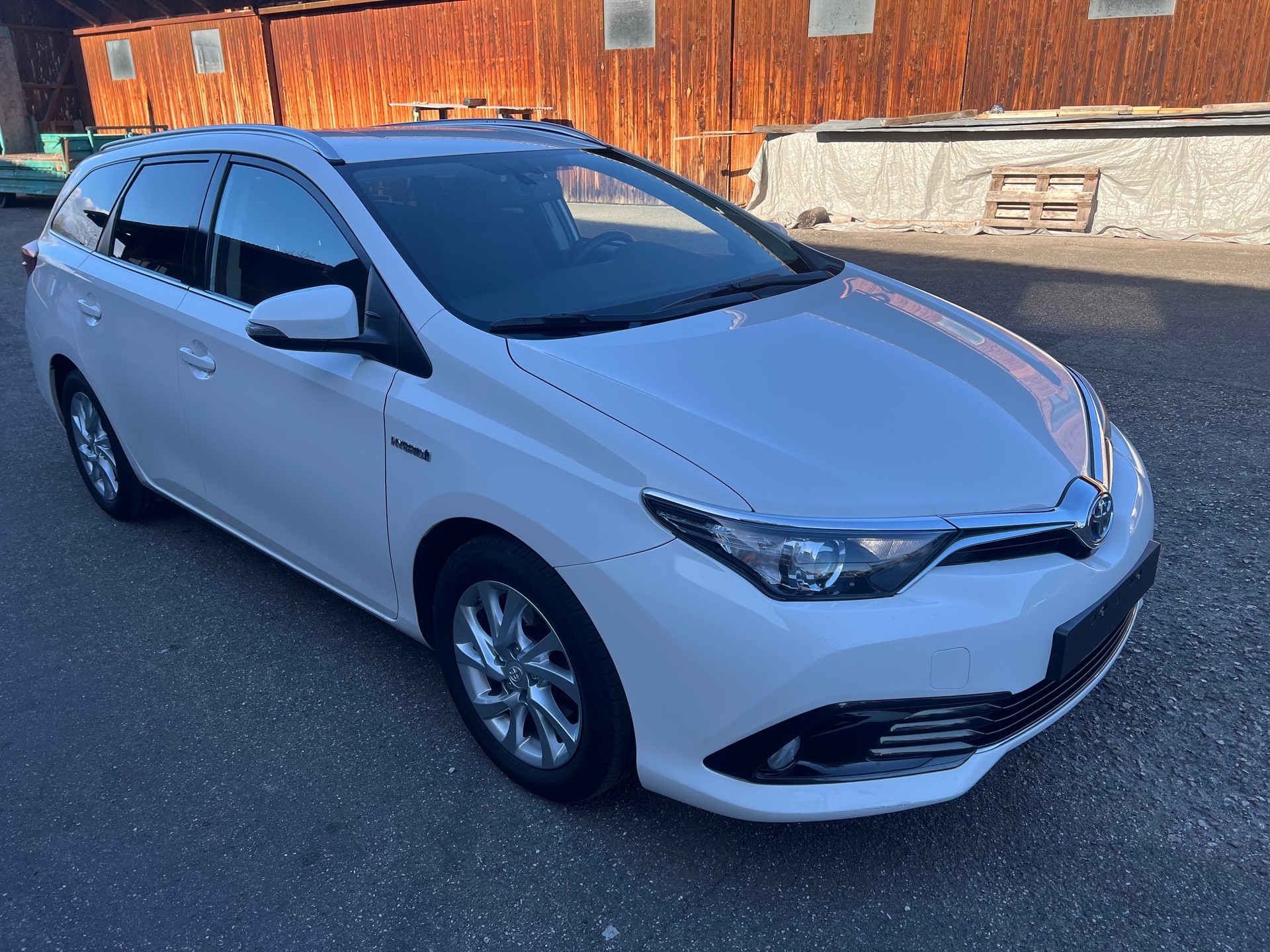 TOYOTA Auris Touring Sports 1.8 HSD Trend e-CVT-image-5