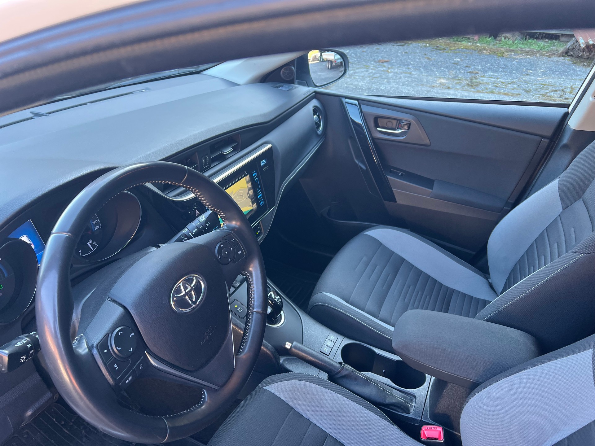 TOYOTA Auris Touring Sports 1.8 HSD Trend e-CVT-image-11