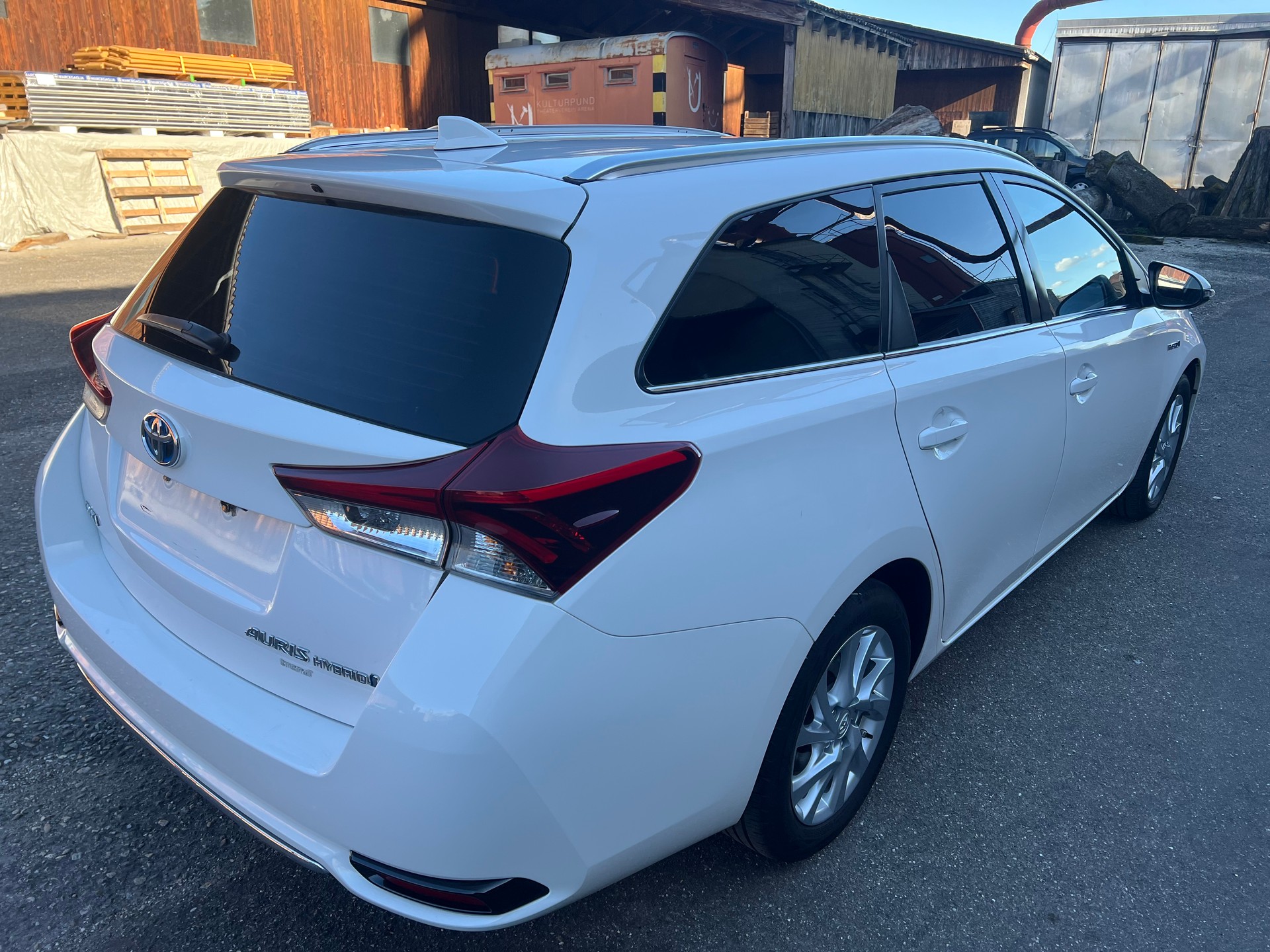 TOYOTA Auris Touring Sports 1.8 HSD Trend e-CVT-image-3