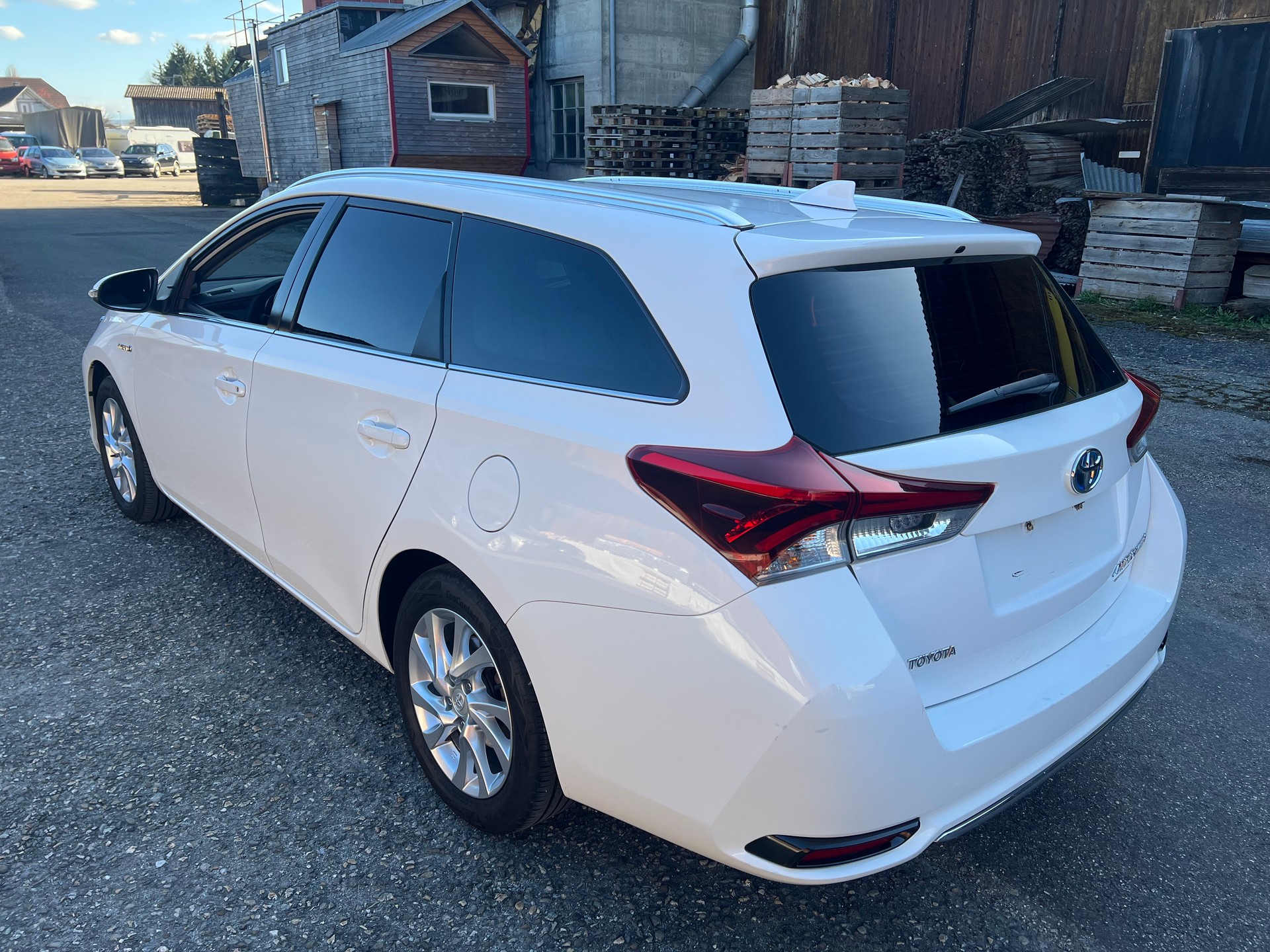 TOYOTA Auris Touring Sports 1.8 HSD Trend e-CVT-image-2