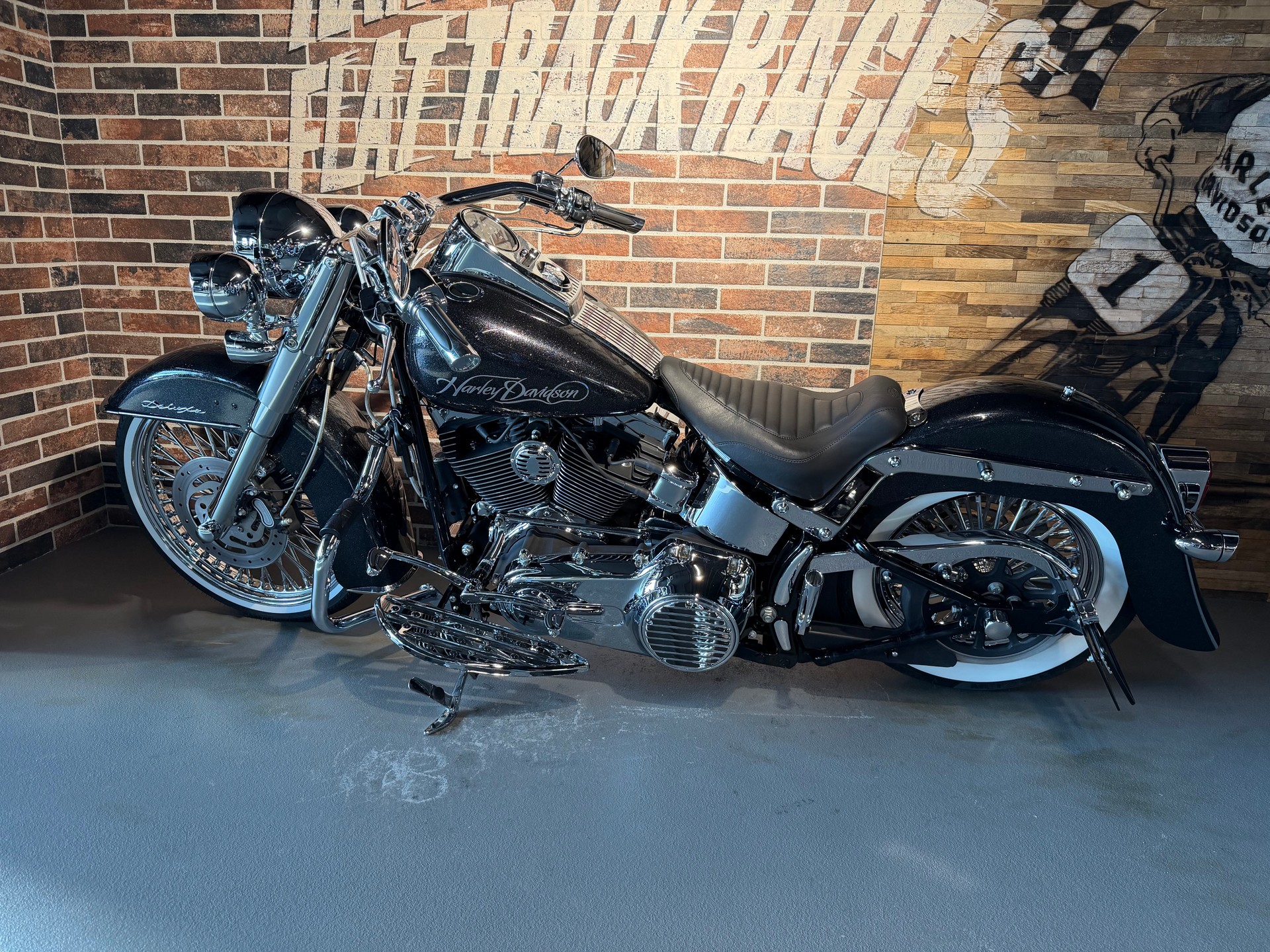 HARLEY-DAVIDSON FLSTN Softail Deluxe ABS-showroom-element-1