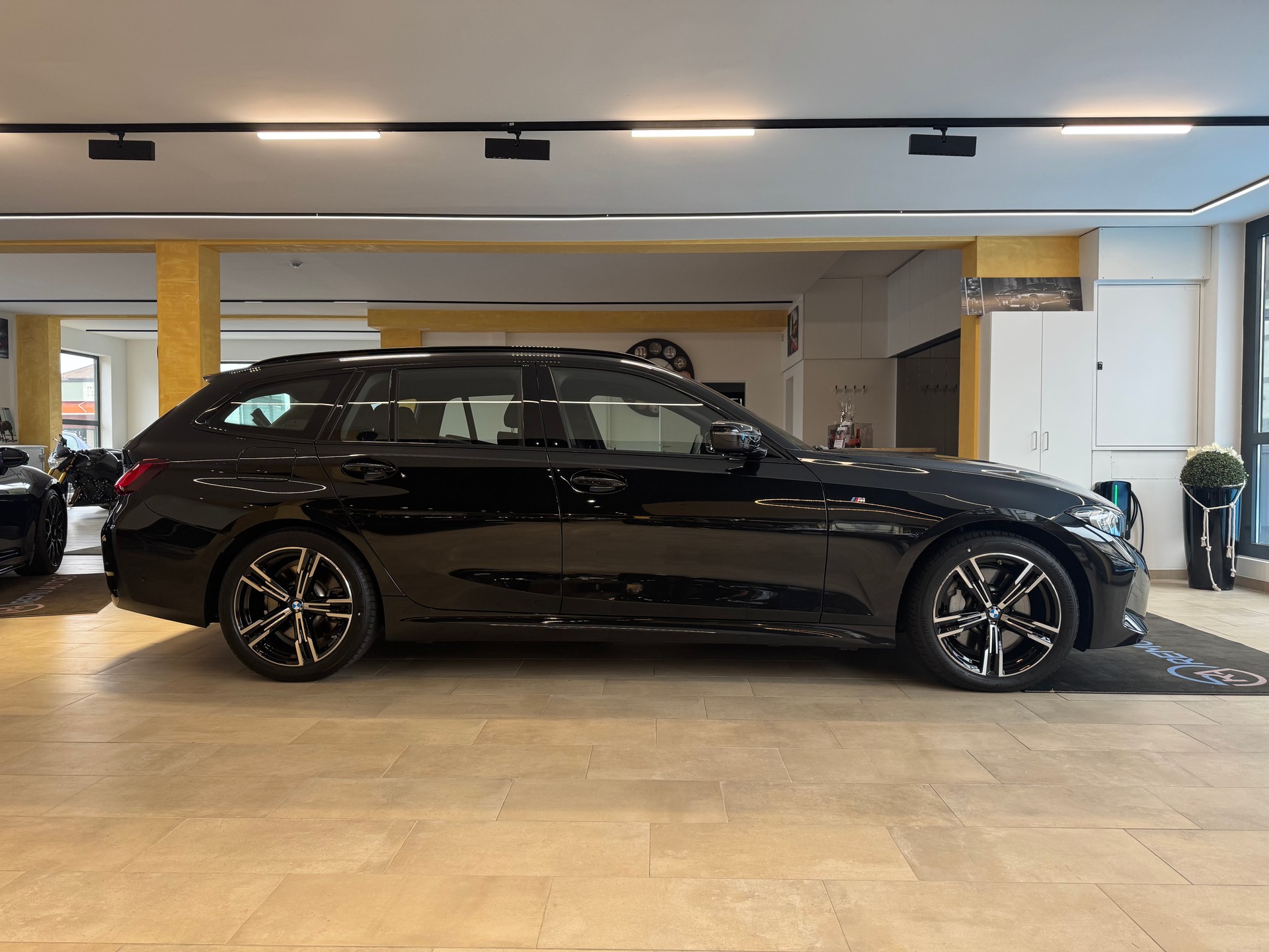 BMW 330i Touring xDrive Steptronic M Sport-showroom-element-1