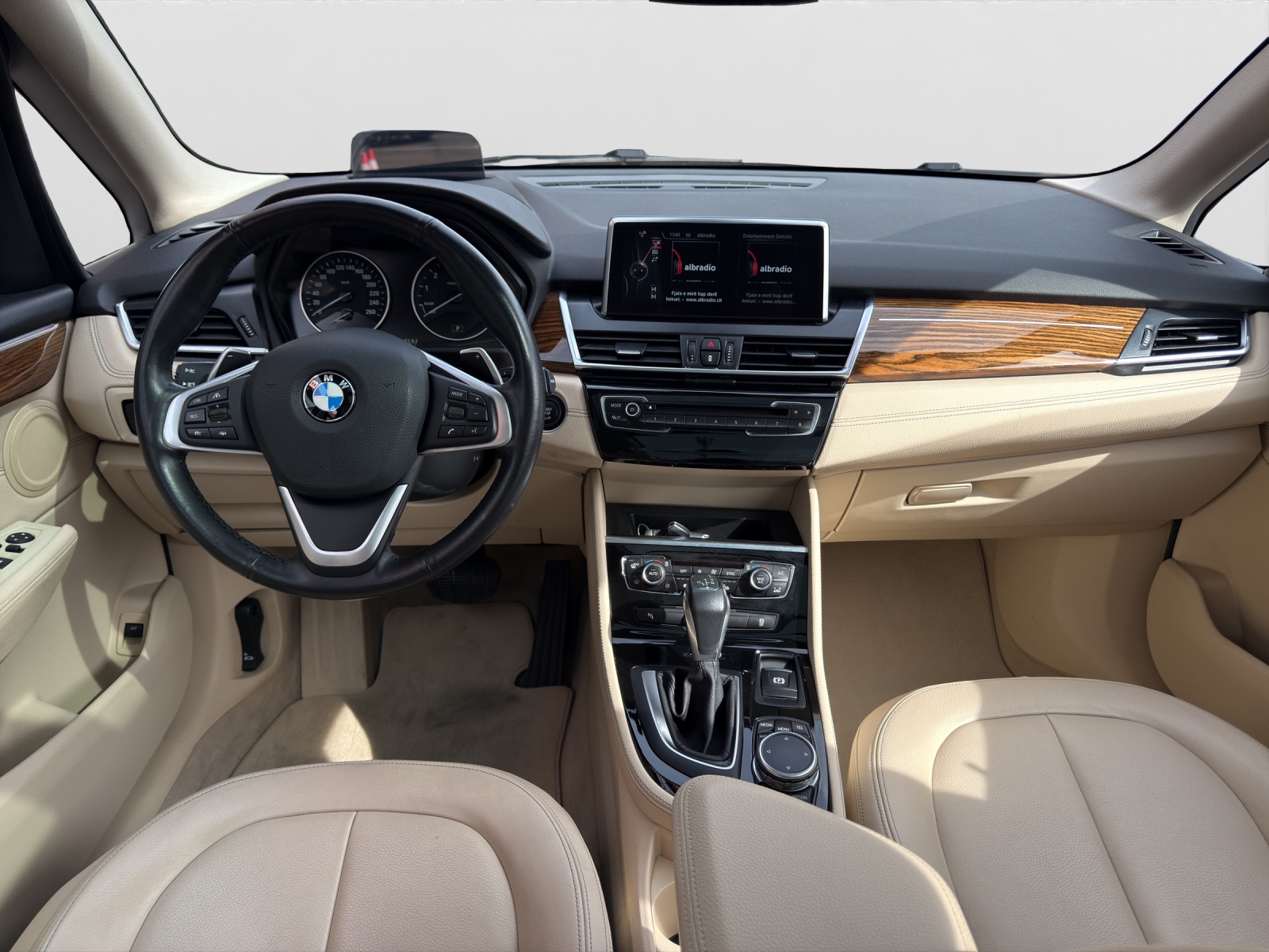BMW 225i Active Tourer Steptronic-image-11
