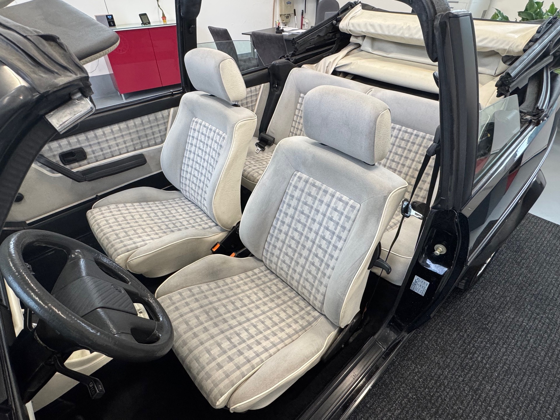 VW Golf Karmann Cabriolet 1800 Black Special-image-10