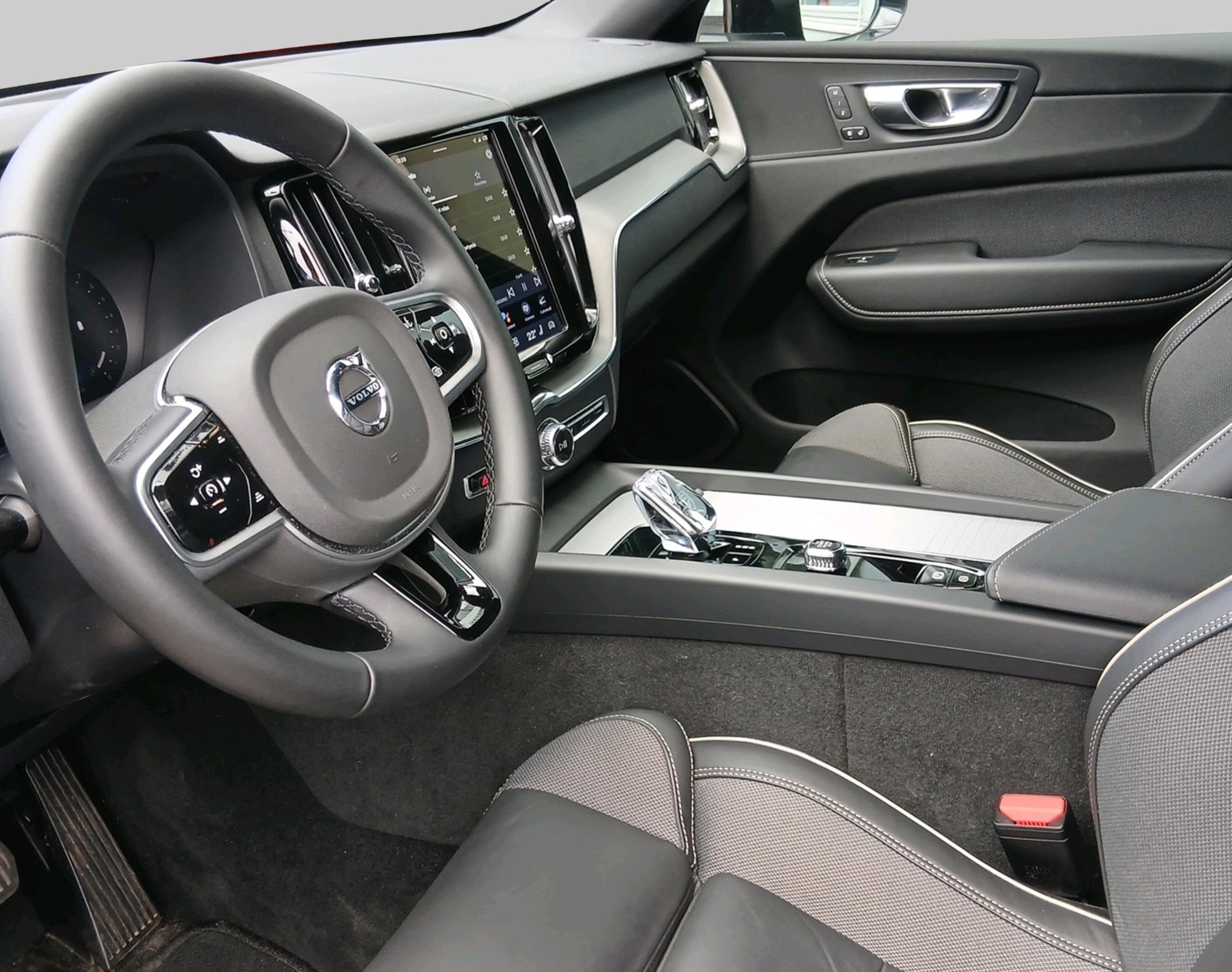 VOLVO XC60 2.0 B5 MH Plus Dark AWD-image-2