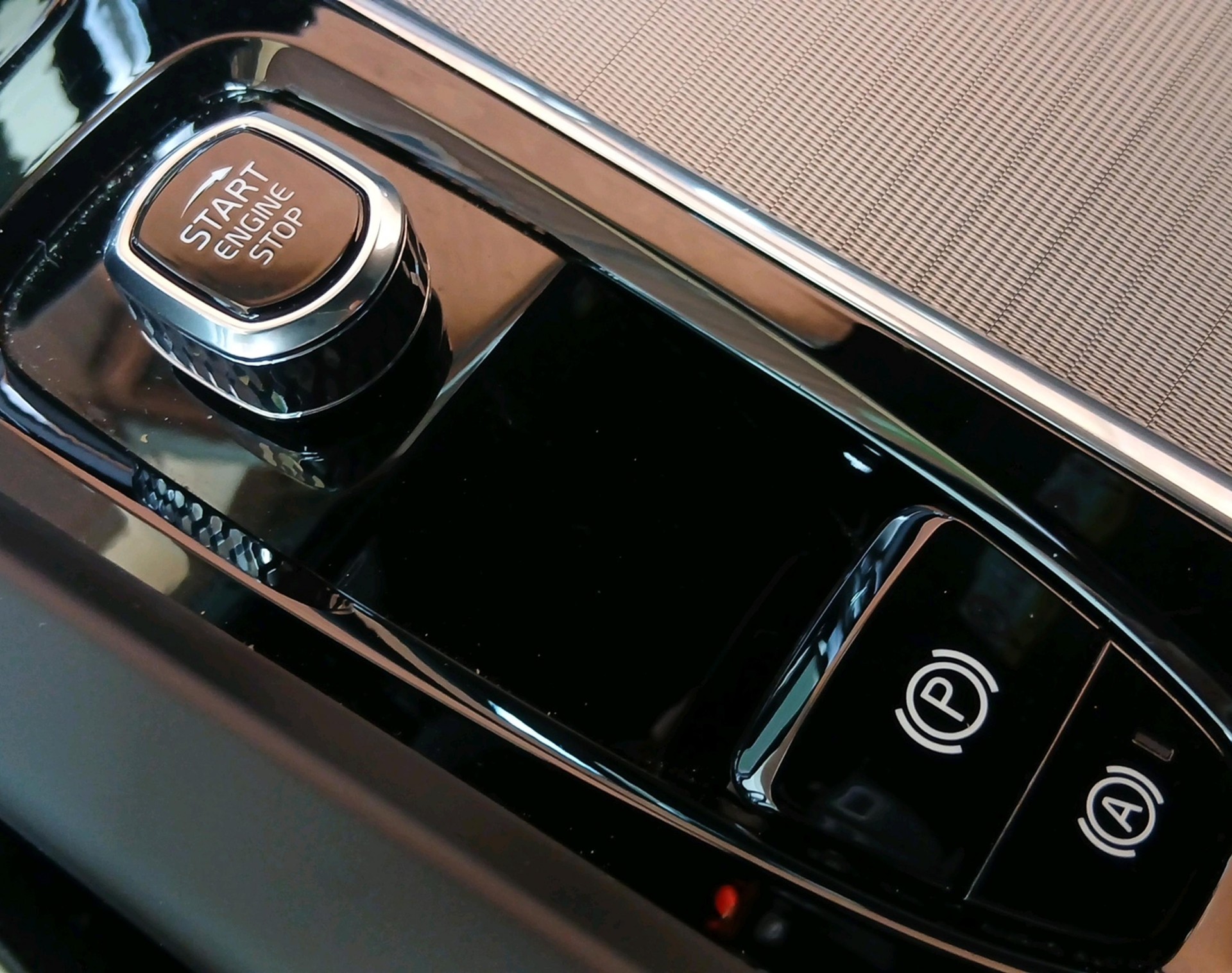 VOLVO XC60 2.0 B5 MH Plus Dark AWD-image-17