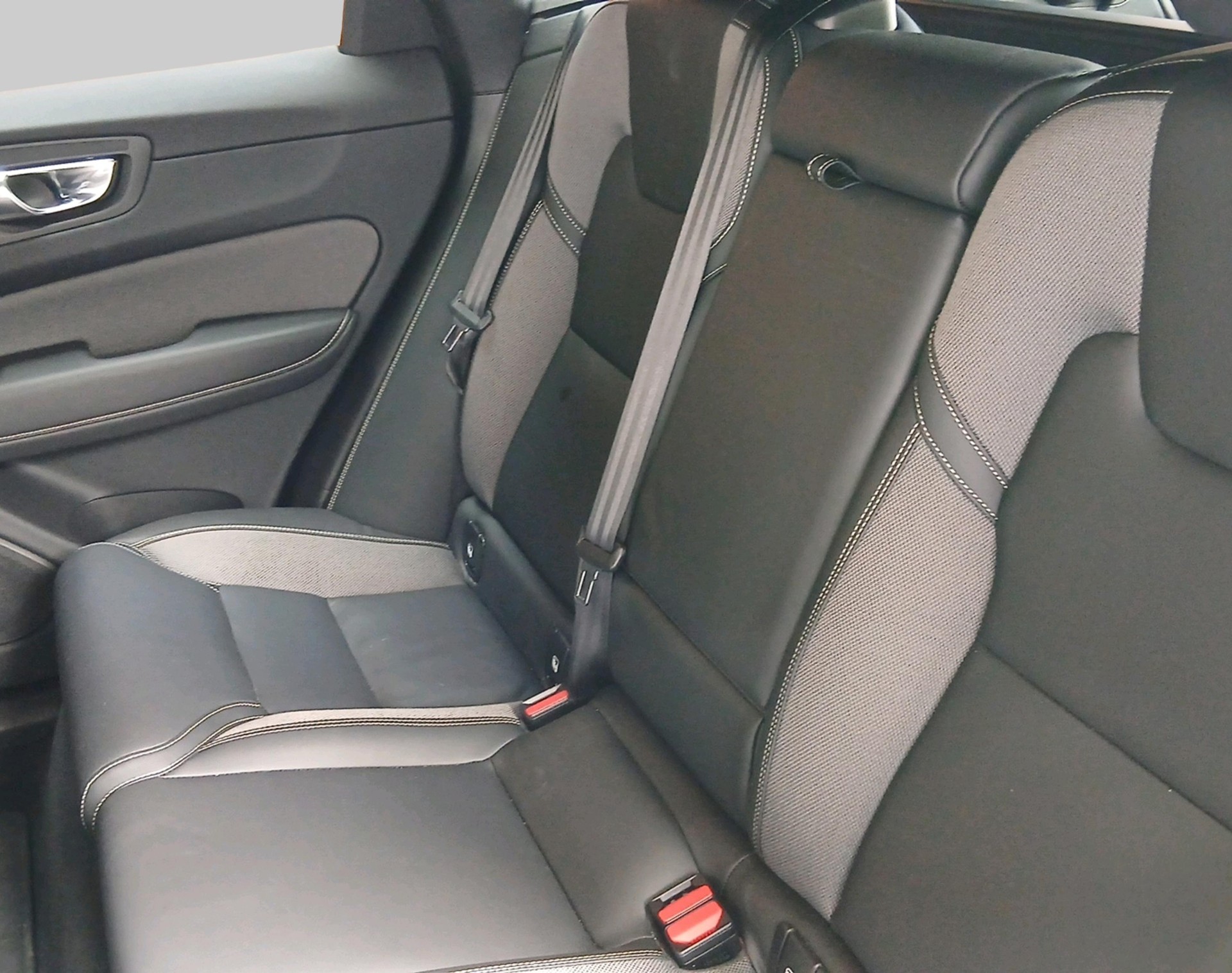 VOLVO XC60 2.0 B5 MH Plus Dark AWD-image-3