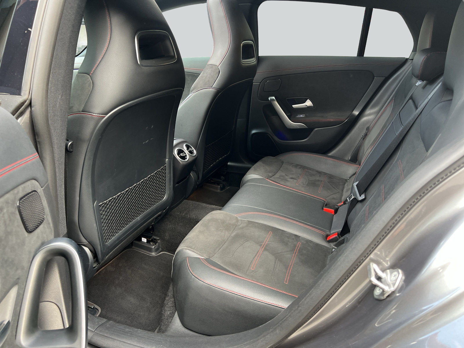 MERCEDES-BENZ CLA Shooting Brake 200 d 4Matic AMG Line-image-16