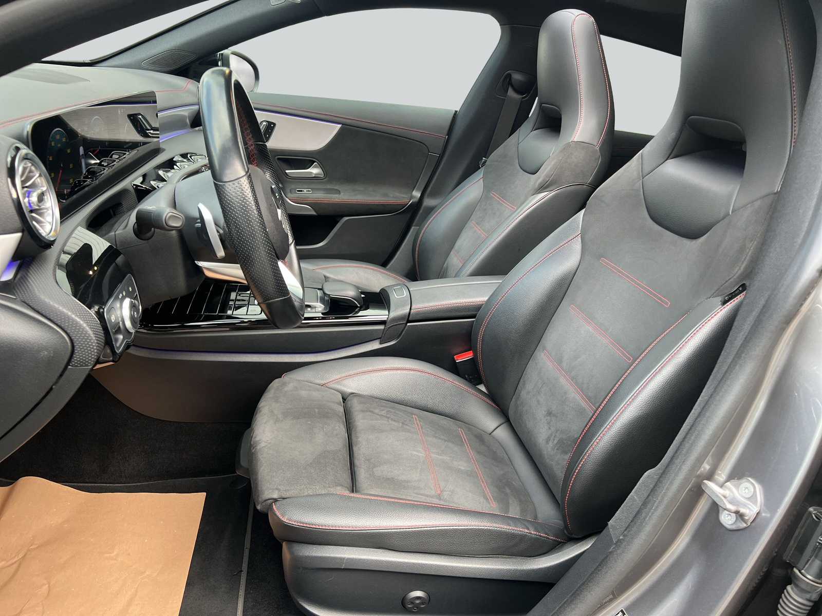 MERCEDES-BENZ CLA Shooting Brake 200 d 4Matic AMG Line-image-9