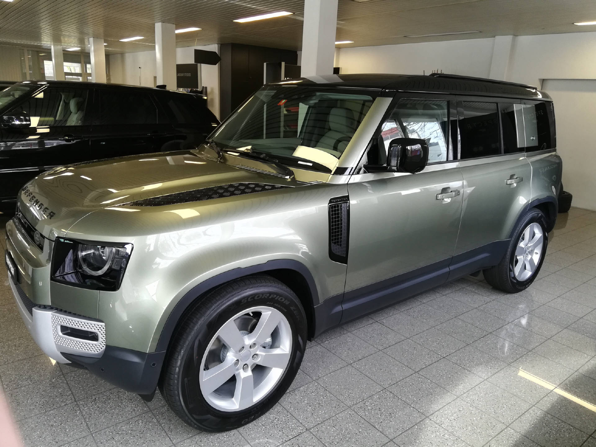 LAND ROVER Defender 110 2.0 SD4 240 First Edition-image-23