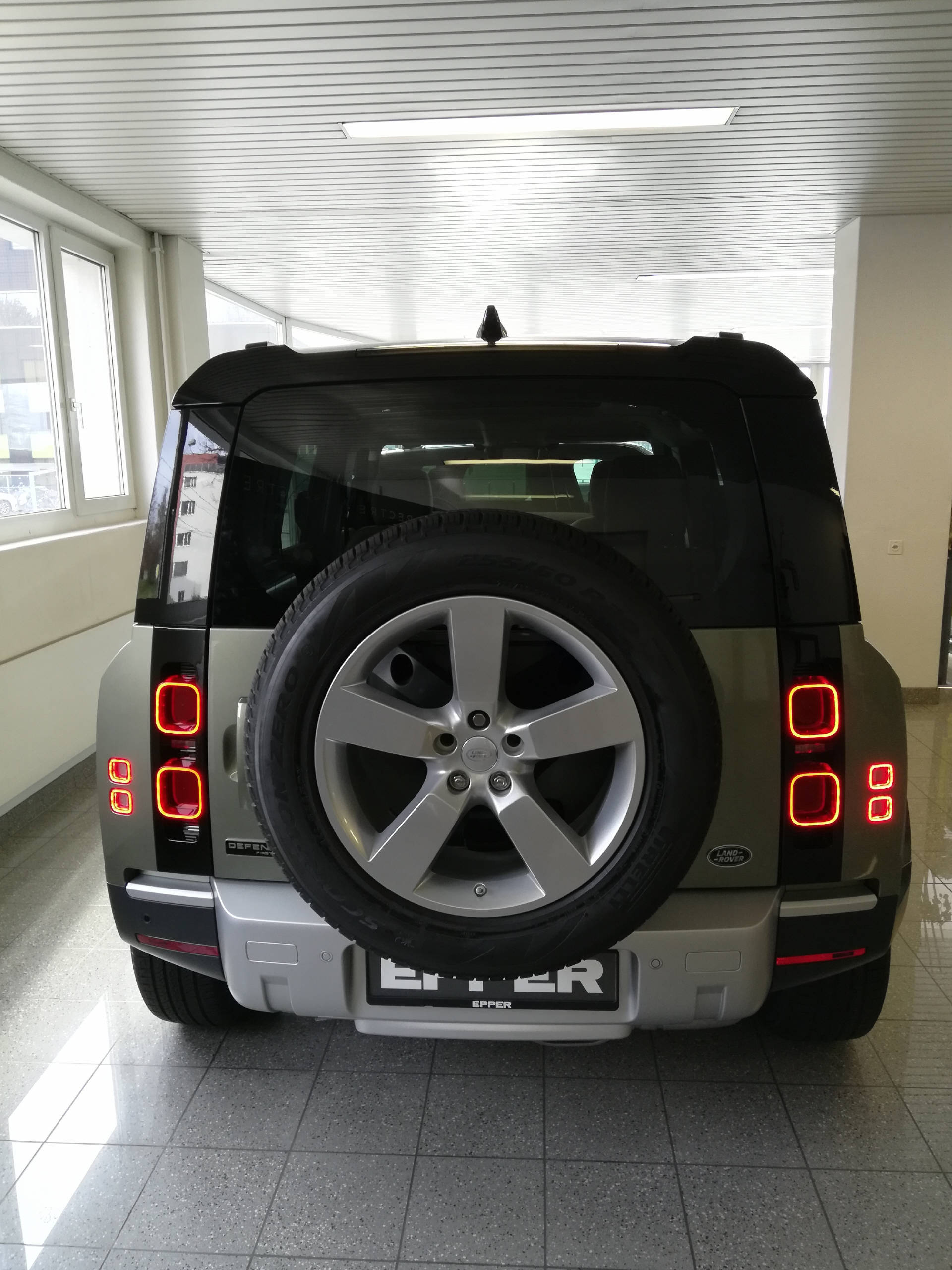 LAND ROVER Defender 110 2.0 SD4 240 First Edition-image-21