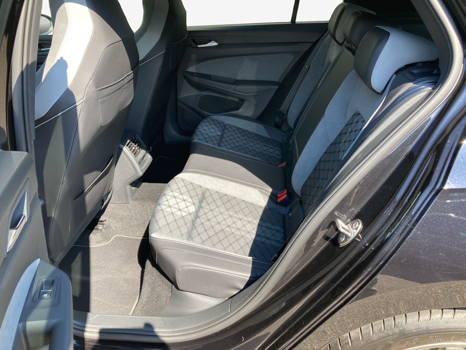 VW Golf 1.5 eTSI mHEV ACT R-Line DSG-image-11
