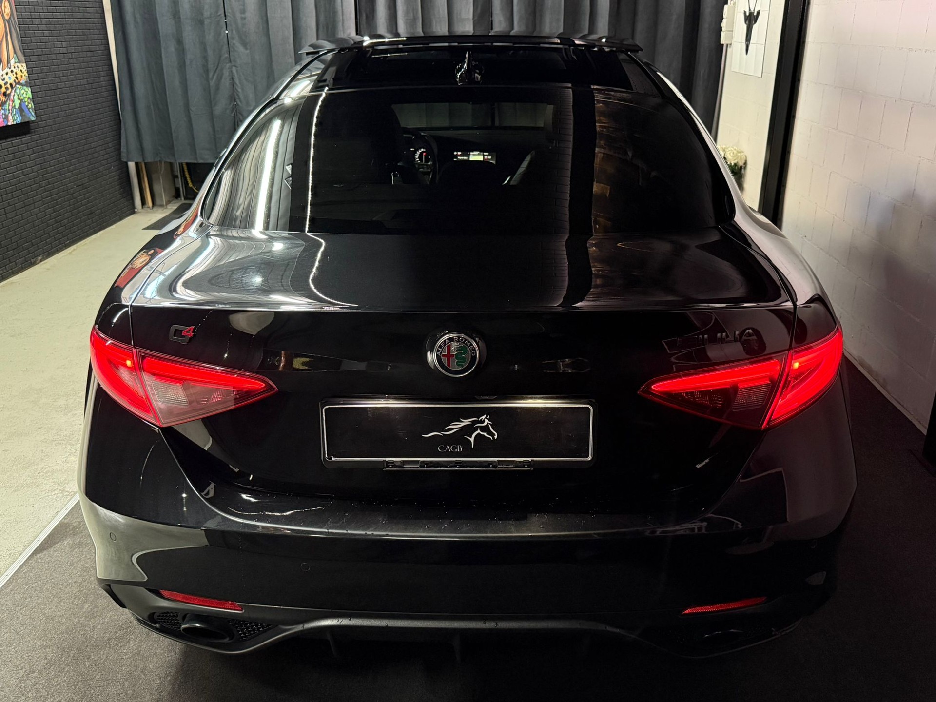 ALFA ROMEO Giulia 2.0 Veloce TI Q4 Automatic / Full Black / Panorama / EL.Sitze / Frisch AB MFK / Bi-XENON / Driving Assistant / Keyless-image-9