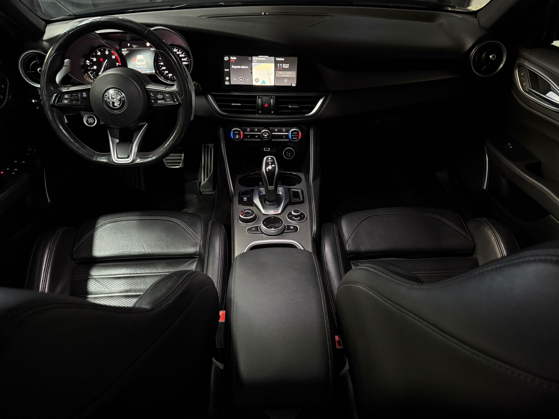 ALFA ROMEO Giulia 2.0 Veloce TI Q4 Automatic / Full Black / Panorama / EL.Sitze / Frisch AB MFK / Bi-XENON / Driving Assistant / Keyless-image-12