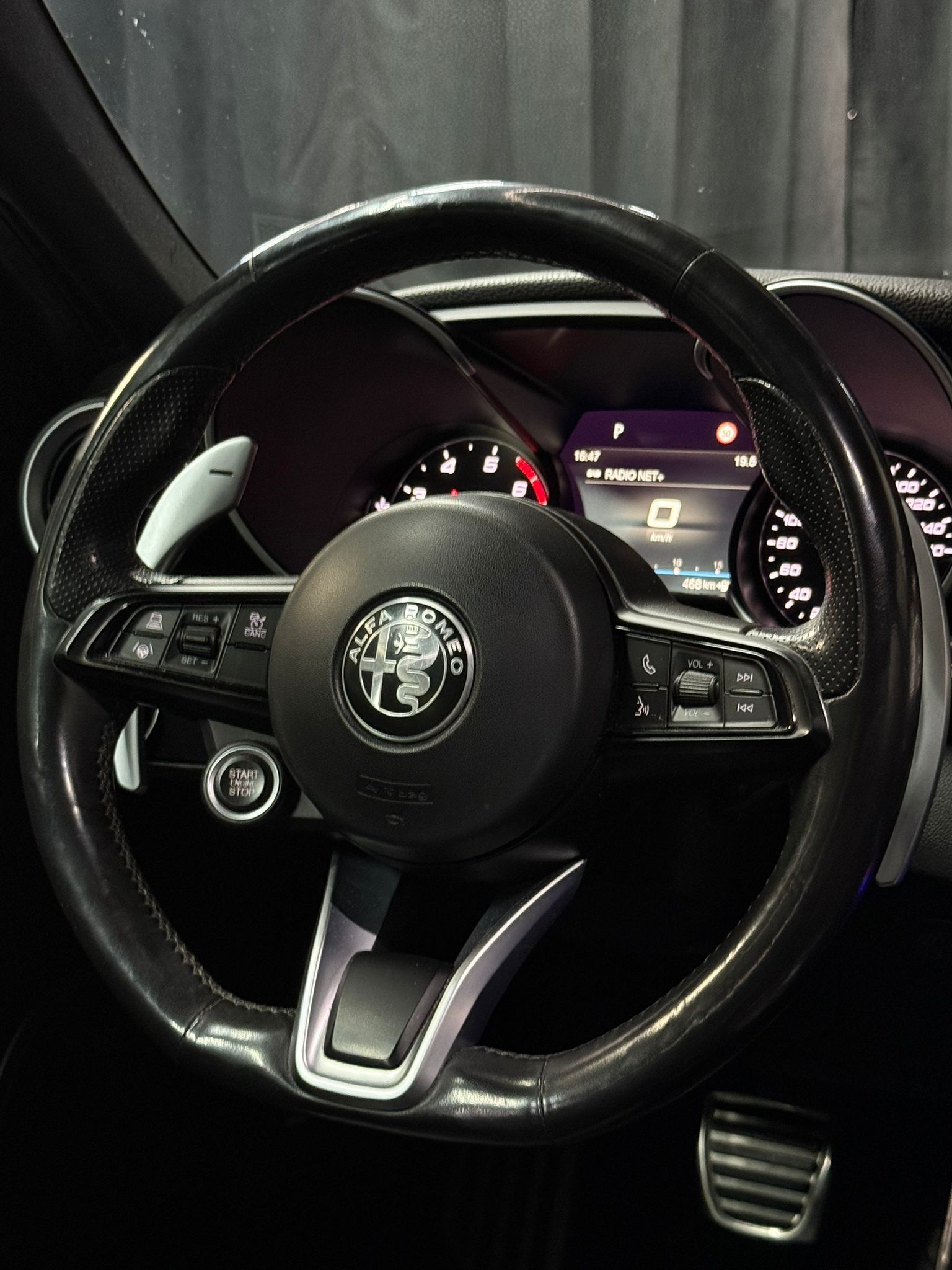 ALFA ROMEO Giulia 2.0 Veloce TI Q4 Automatic / Full Black / Panorama / EL.Sitze / Frisch AB MFK / Bi-XENON / Driving Assistant / Keyless-image-14