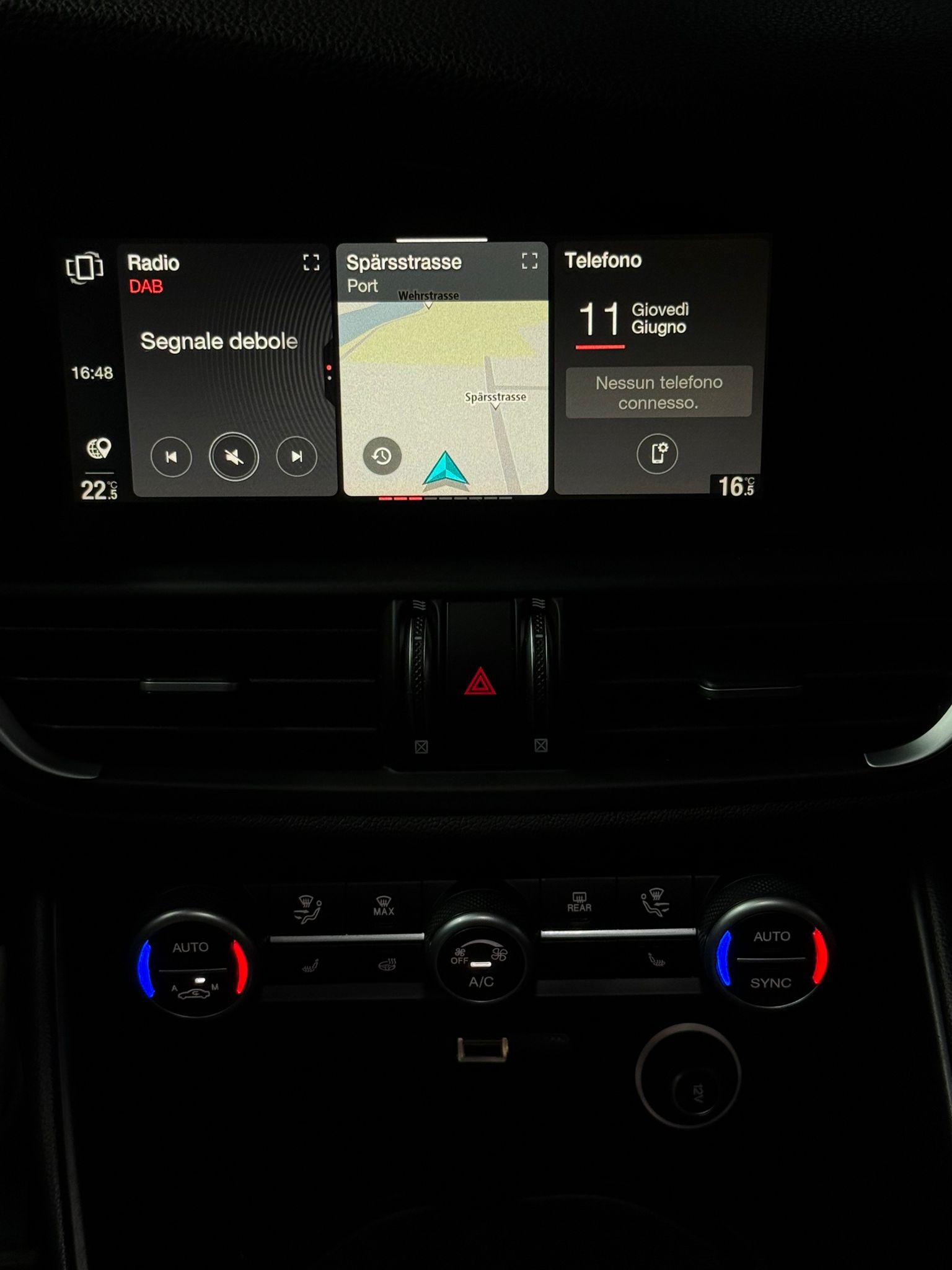 ALFA ROMEO Giulia 2.0 Veloce TI Q4 Automatic / Full Black / Panorama / EL.Sitze / Frisch AB MFK / Bi-XENON / Driving Assistant / Keyless-image-19