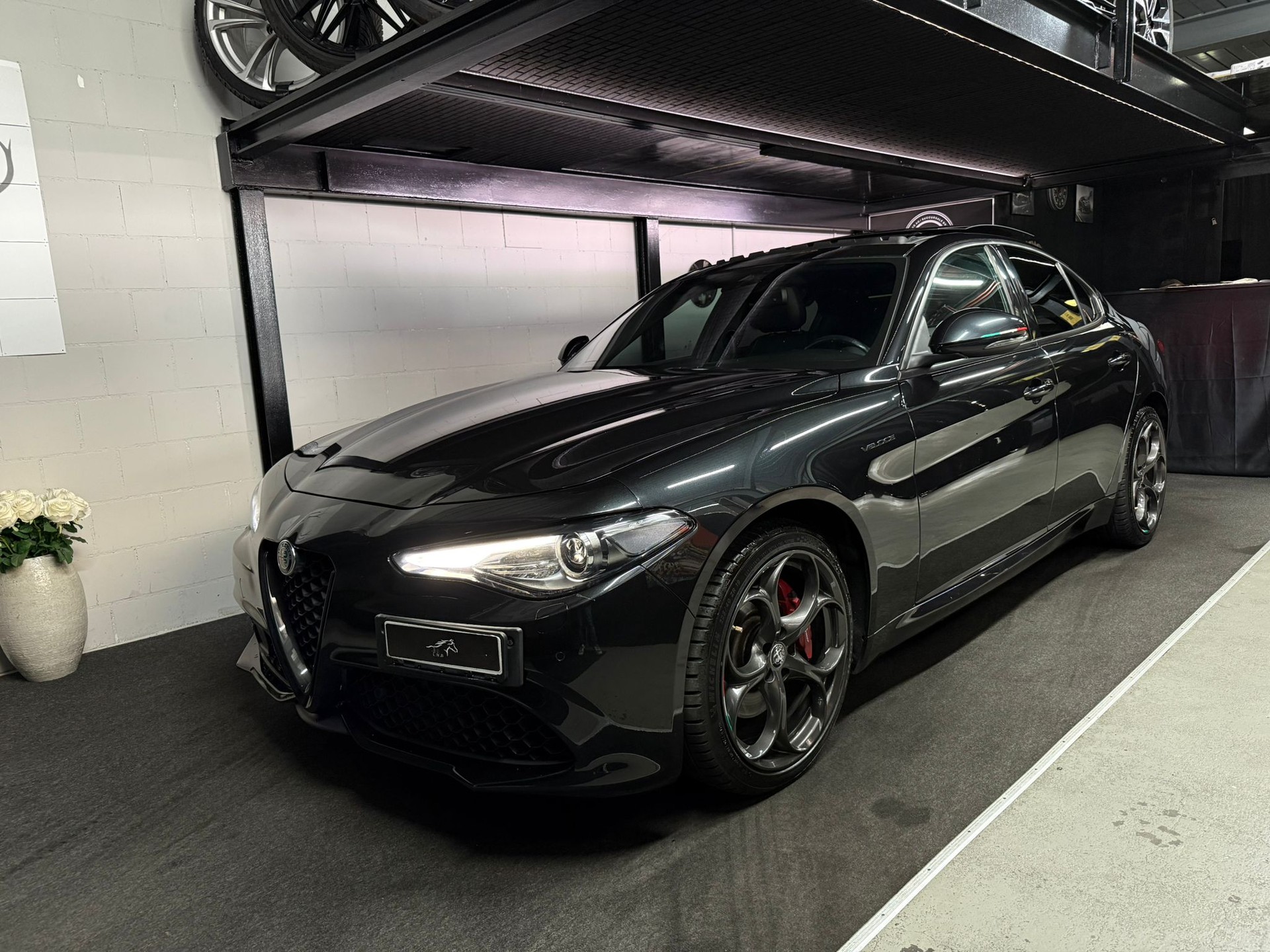 ALFA ROMEO Giulia 2.0 Veloce TI Q4 Automatic / Full Black / Panorama / EL.Sitze / Frisch AB MFK / Bi-XENON / Driving Assistant / Keyless-image-1