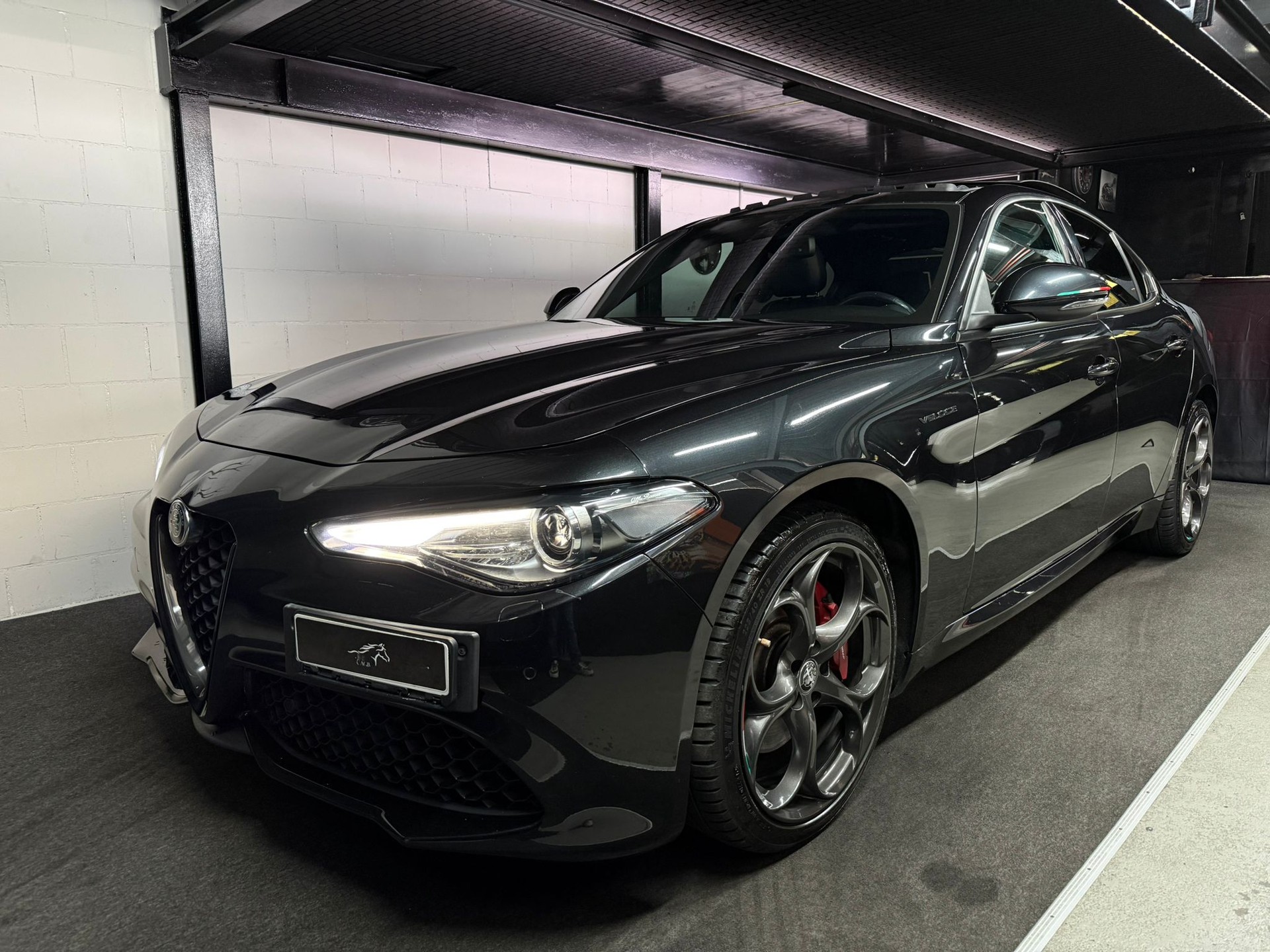 ALFA ROMEO Giulia 2.0 Veloce TI Q4 Automatic / Full Black / Panorama / EL.Sitze / Frisch AB MFK / Bi-XENON / Driving Assistant / Keyless-image-2
