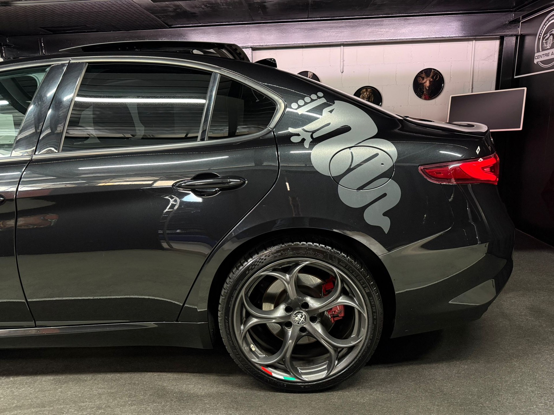 ALFA ROMEO Giulia 2.0 Veloce TI Q4 Automatic / Full Black / Panorama / EL.Sitze / Frisch AB MFK / Bi-XENON / Driving Assistant / Keyless-image-5
