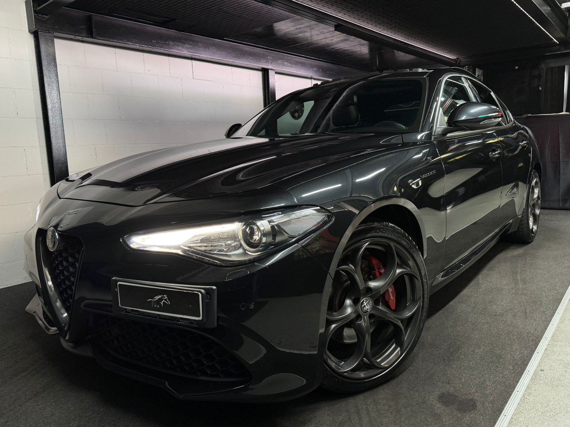 ALFA ROMEO Giulia 2.0 Veloce TI Q4 Automatic / Full Black / Panorama / EL.Sitze / Frisch AB MFK / Bi-XENON / Driving Assistant / Keyless-image-0