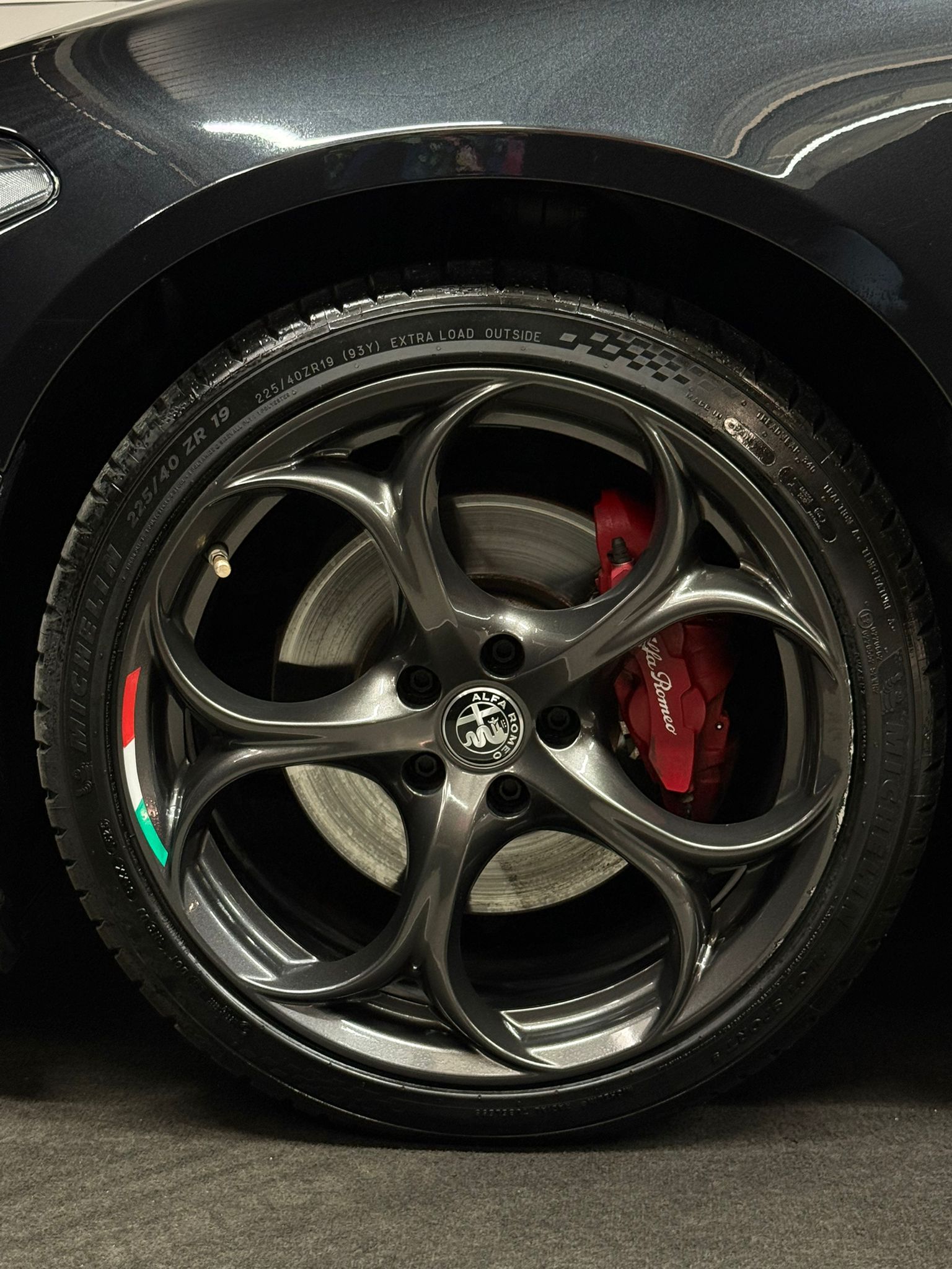 ALFA ROMEO Giulia 2.0 Veloce TI Q4 Automatic / Full Black / Panorama / EL.Sitze / Frisch AB MFK / Bi-XENON / Driving Assistant / Keyless-image-6