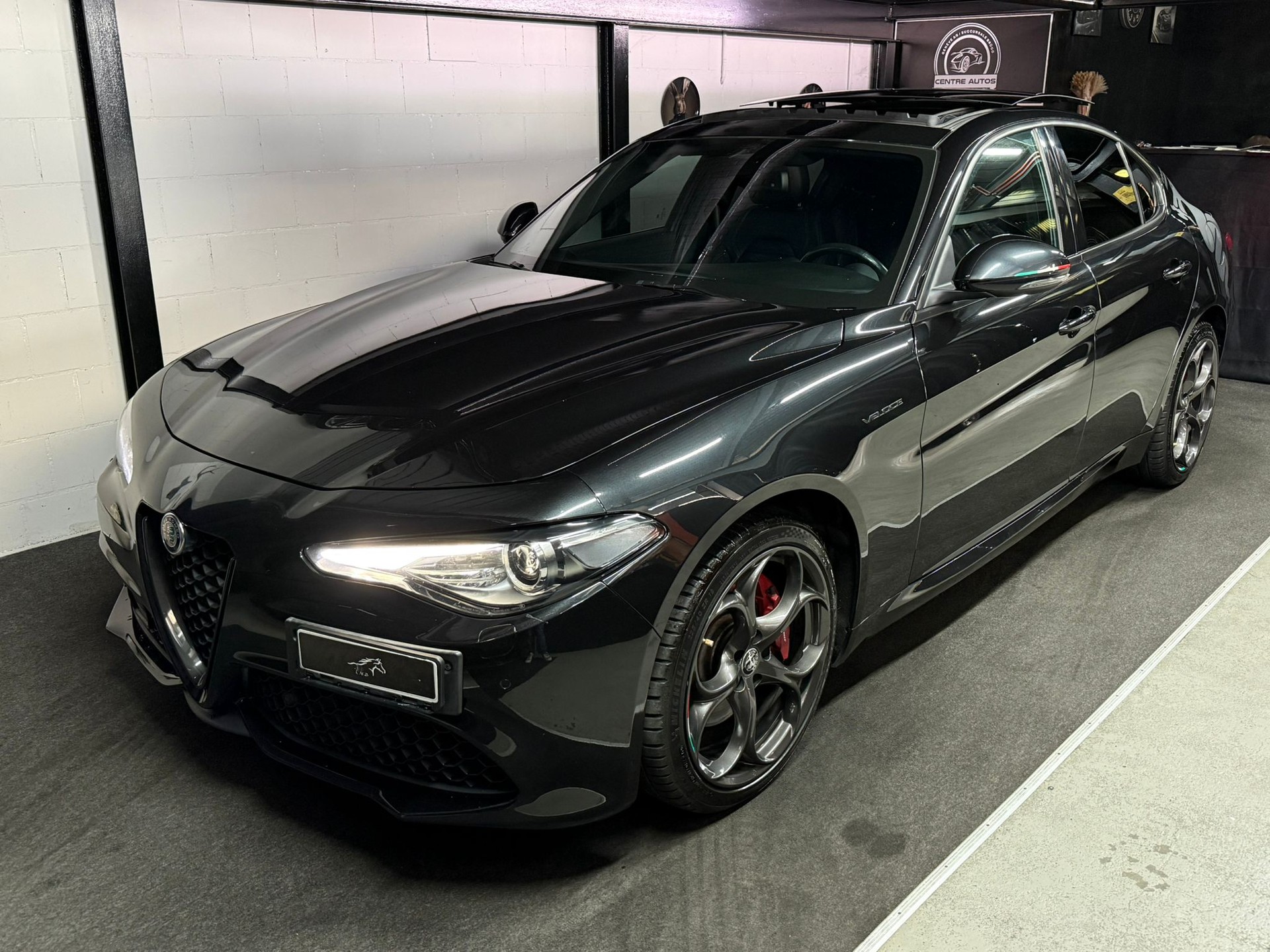 ALFA ROMEO Giulia 2.0 Veloce TI Q4 Automatic / Full Black / Panorama / EL.Sitze / Frisch AB MFK / Bi-XENON / Driving Assistant / Keyless-image-3