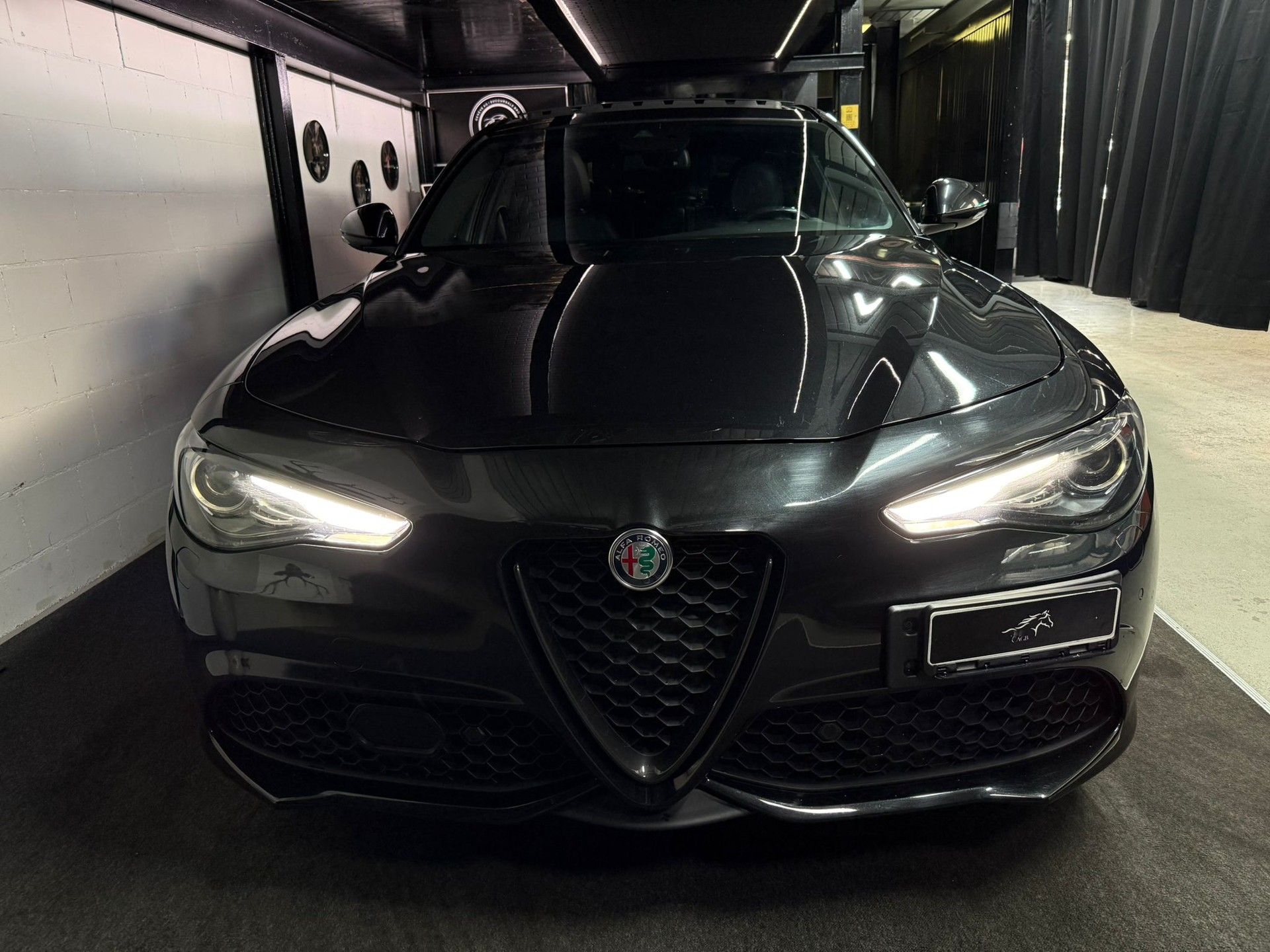 ALFA ROMEO Giulia 2.0 Veloce TI Q4 Automatic / Full Black / Panorama / EL.Sitze / Frisch AB MFK / Bi-XENON / Driving Assistant / Keyless-image-11