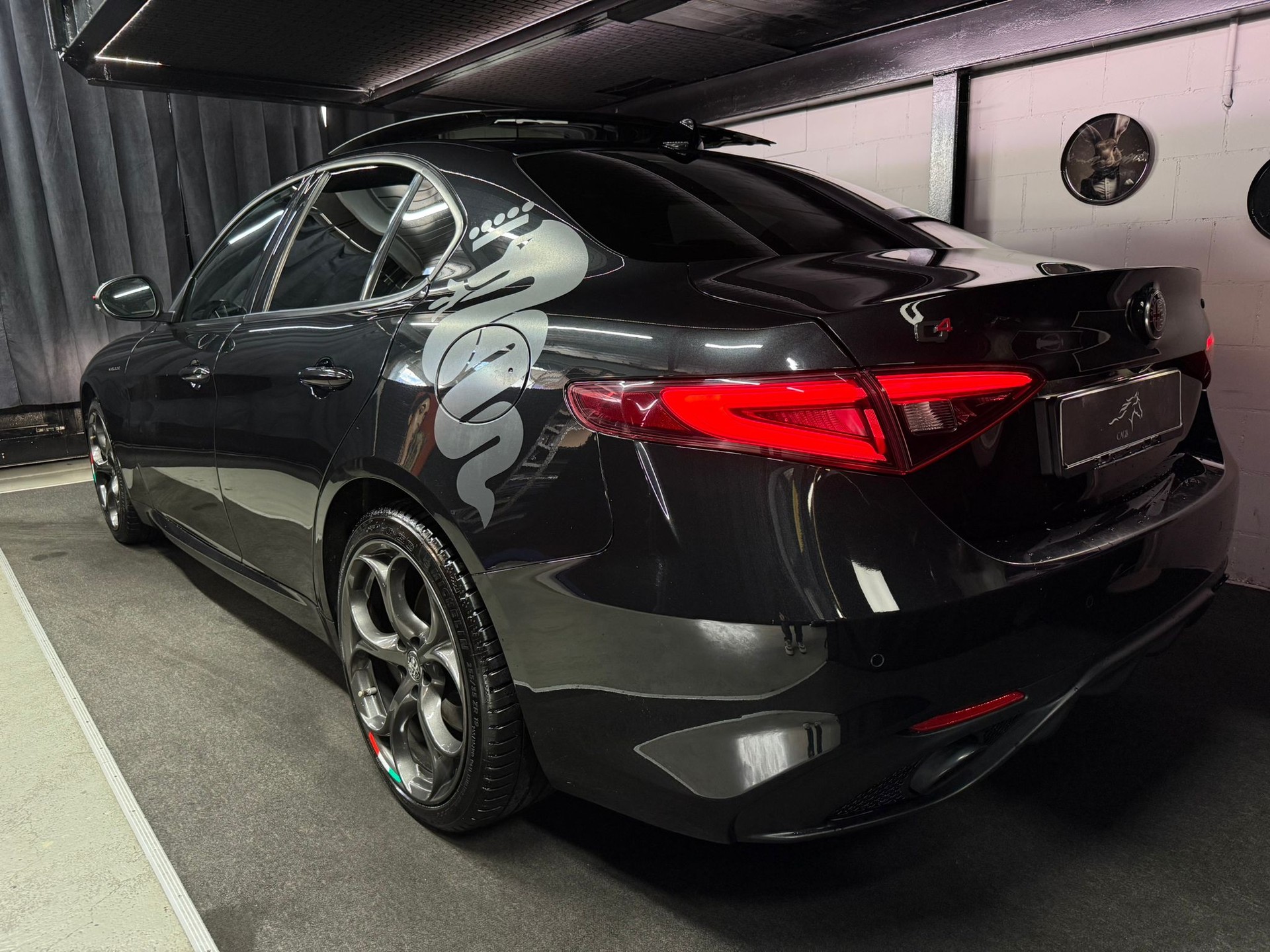 ALFA ROMEO Giulia 2.0 Veloce TI Q4 Automatic / Full Black / Panorama / EL.Sitze / Frisch AB MFK / Bi-XENON / Driving Assistant / Keyless-image-10