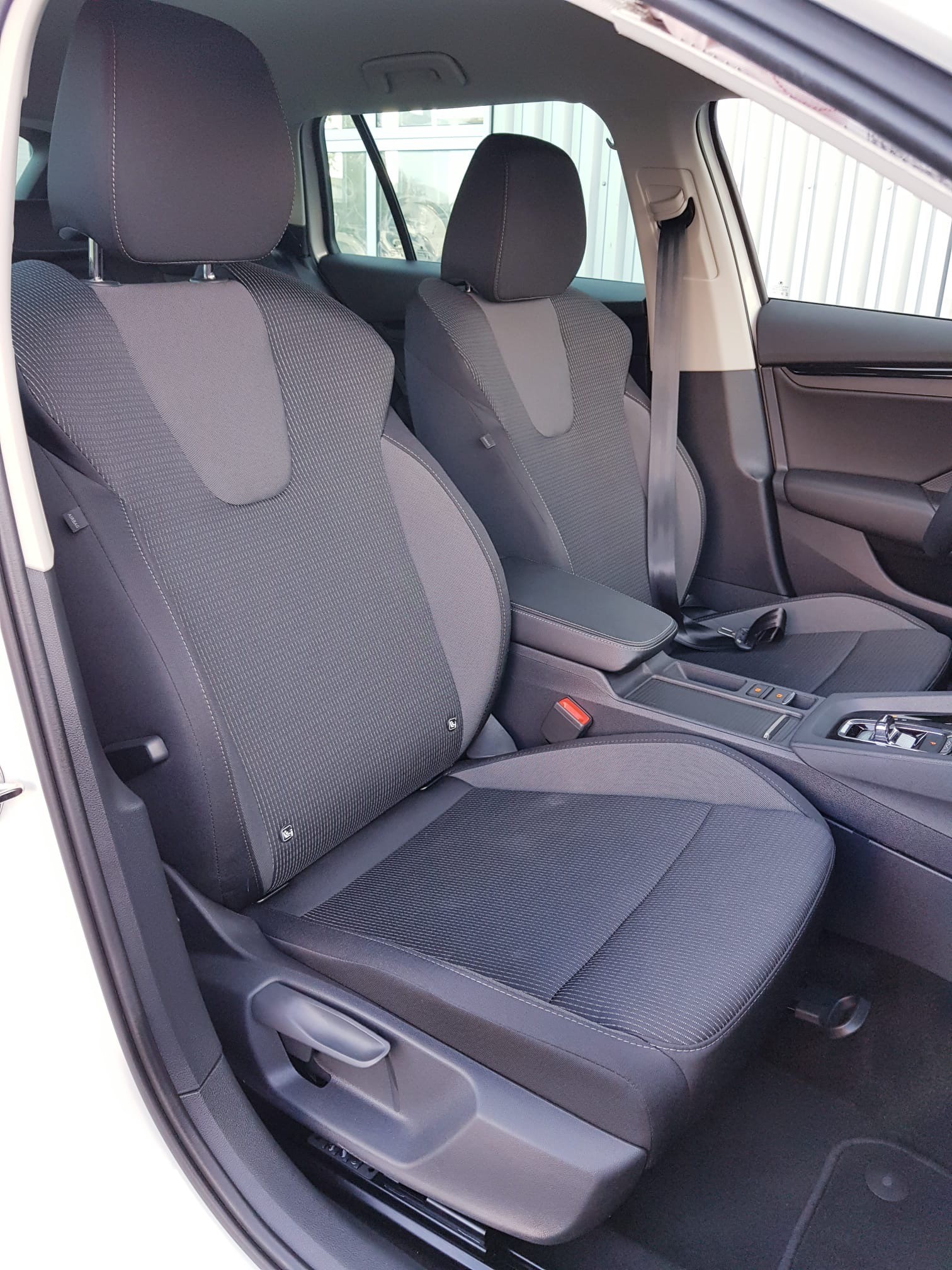 SKODA Octavia Combi 2.0 TDI DSG Ambition 4x4-image-8