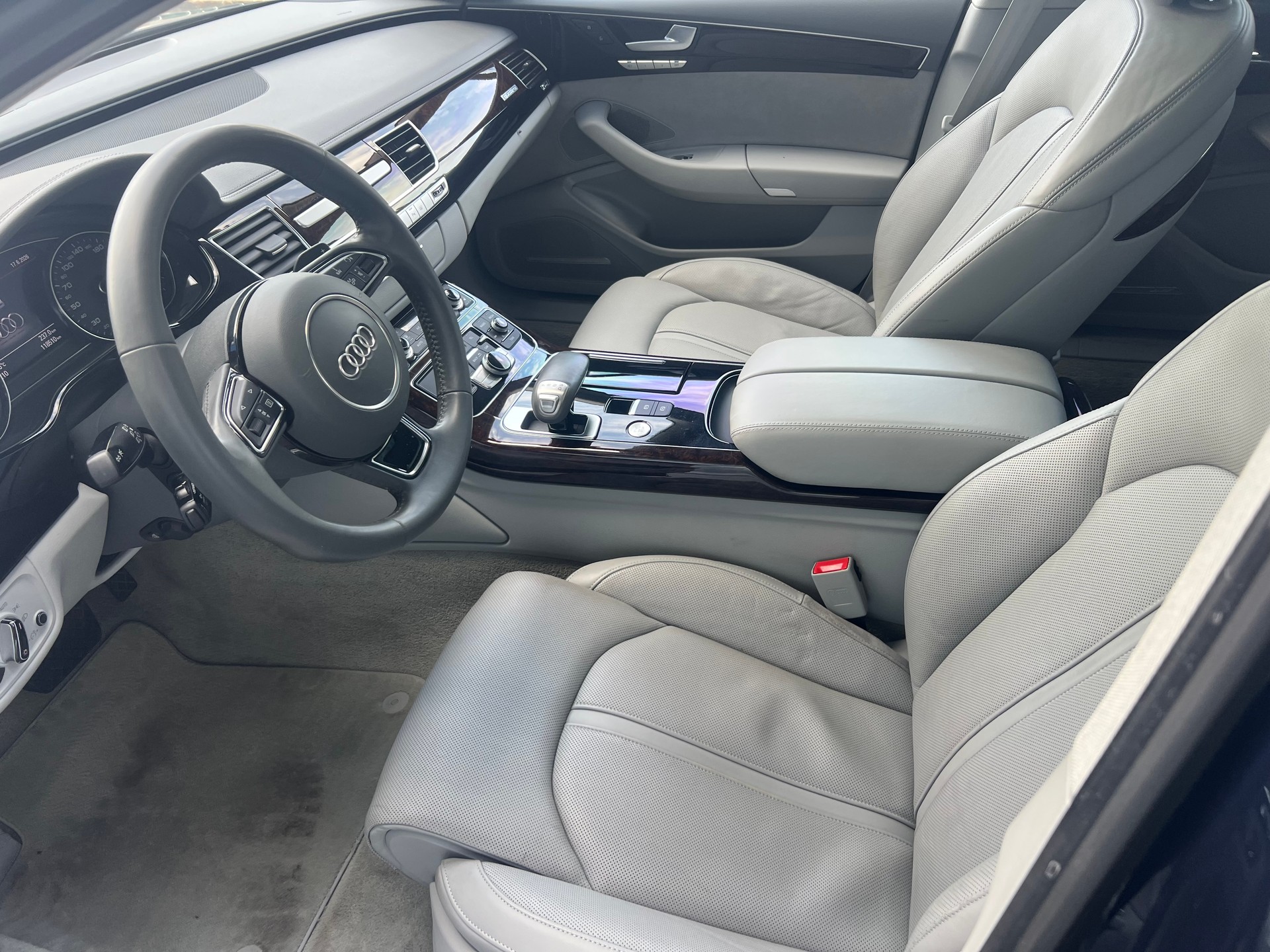 AUDI A8 L 4.0 TFSI V8 quattro tiptronic-image-8
