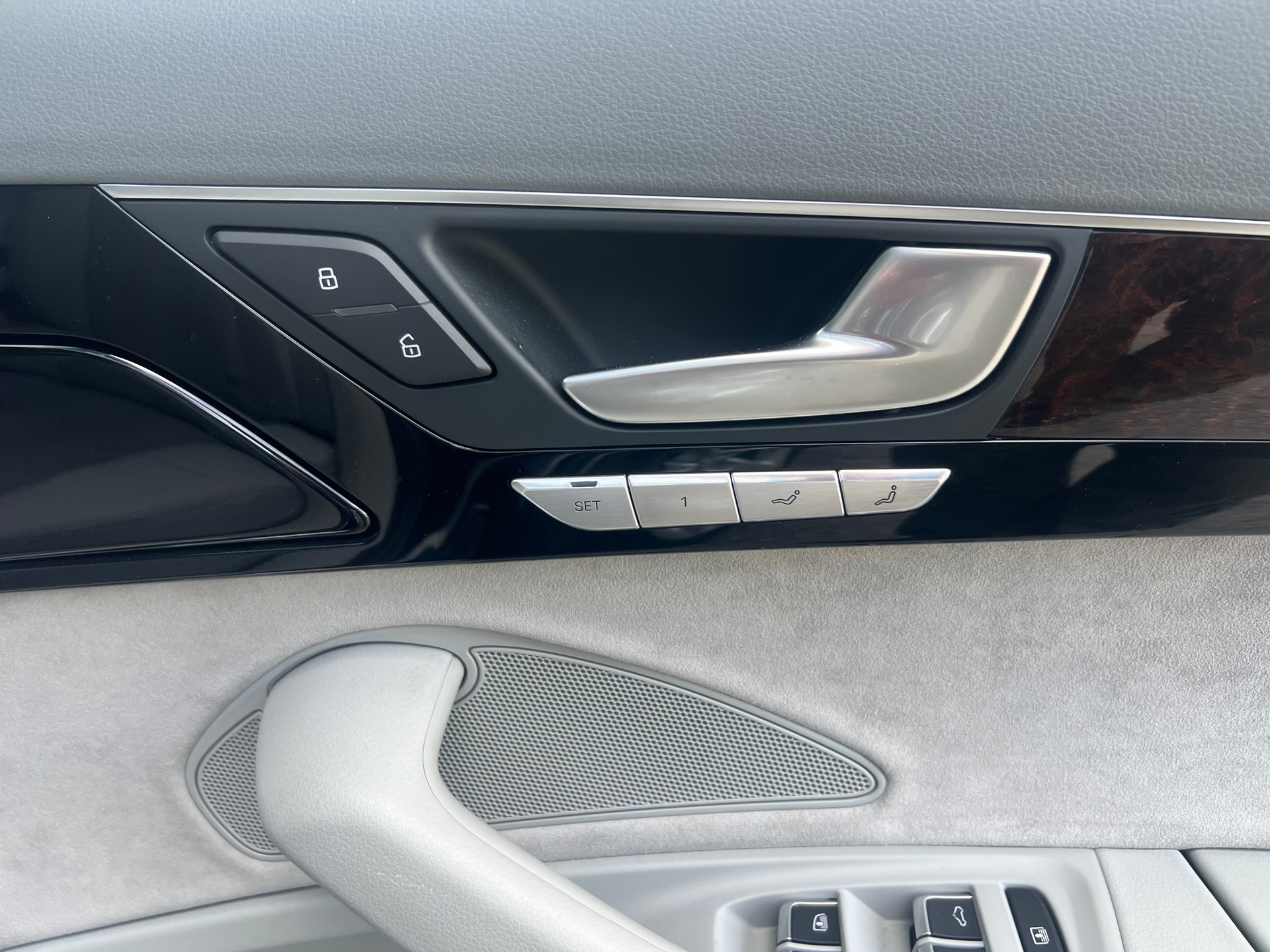 AUDI A8 L 4.0 TFSI V8 quattro tiptronic-image-14