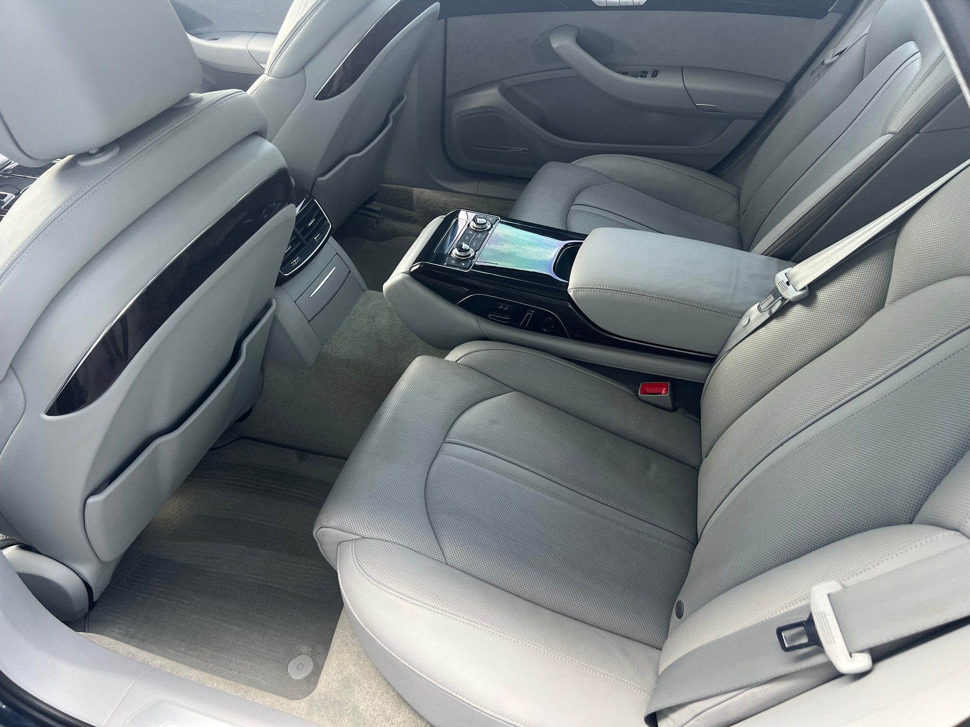 AUDI A8 L 4.0 TFSI V8 quattro tiptronic-image-9