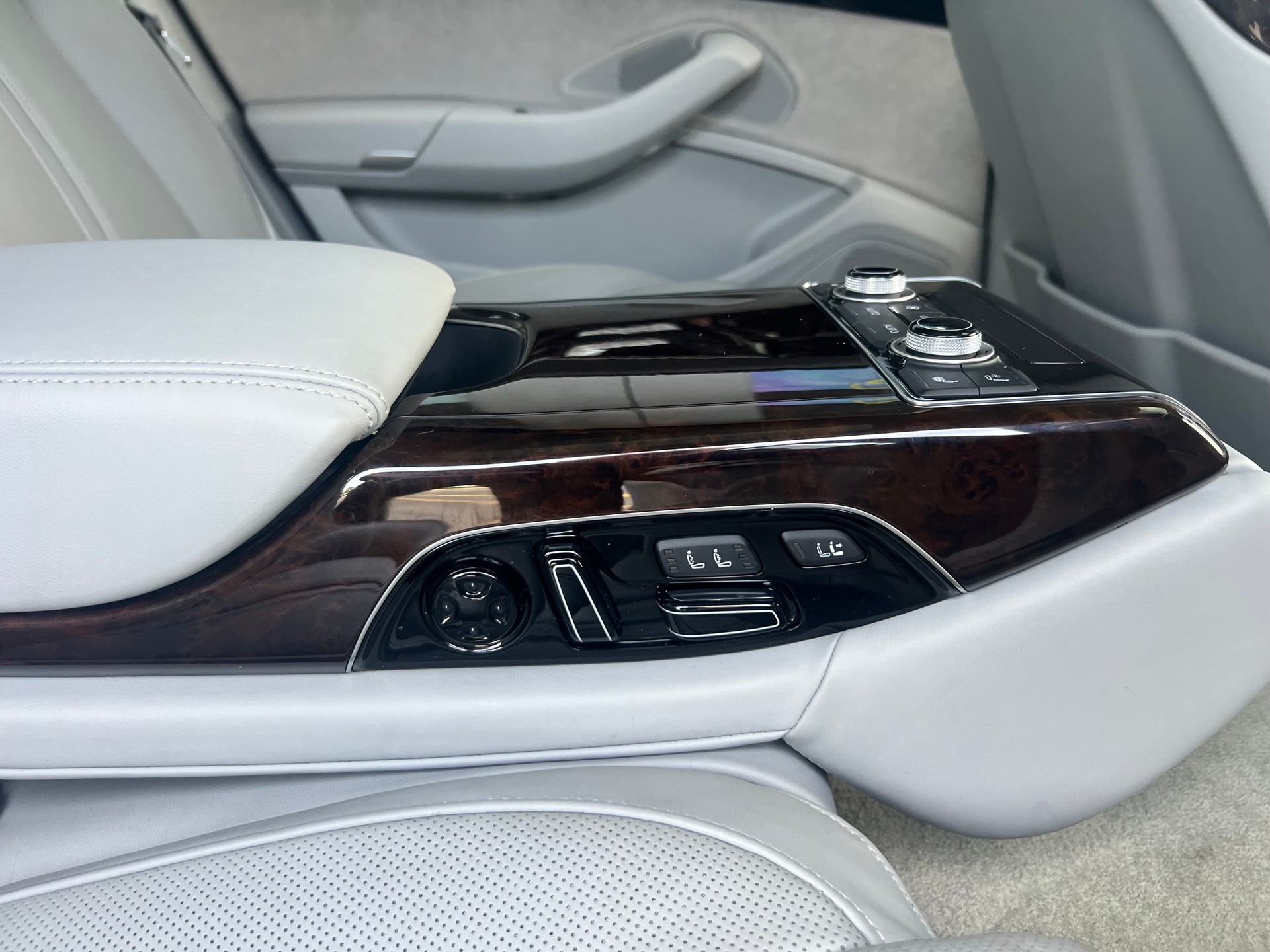 AUDI A8 L 4.0 TFSI V8 quattro tiptronic-image-13