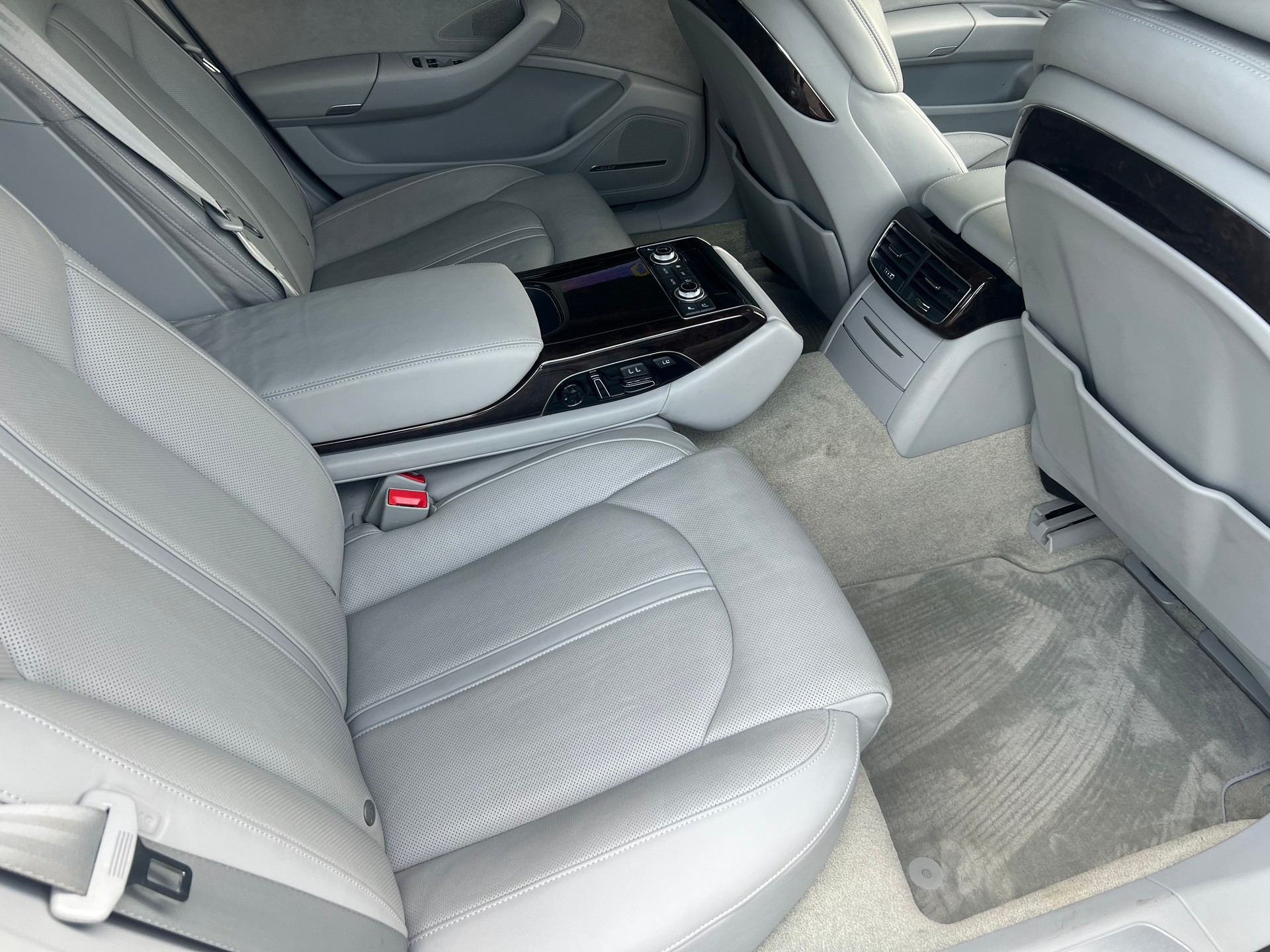 AUDI A8 L 4.0 TFSI V8 quattro tiptronic-image-11