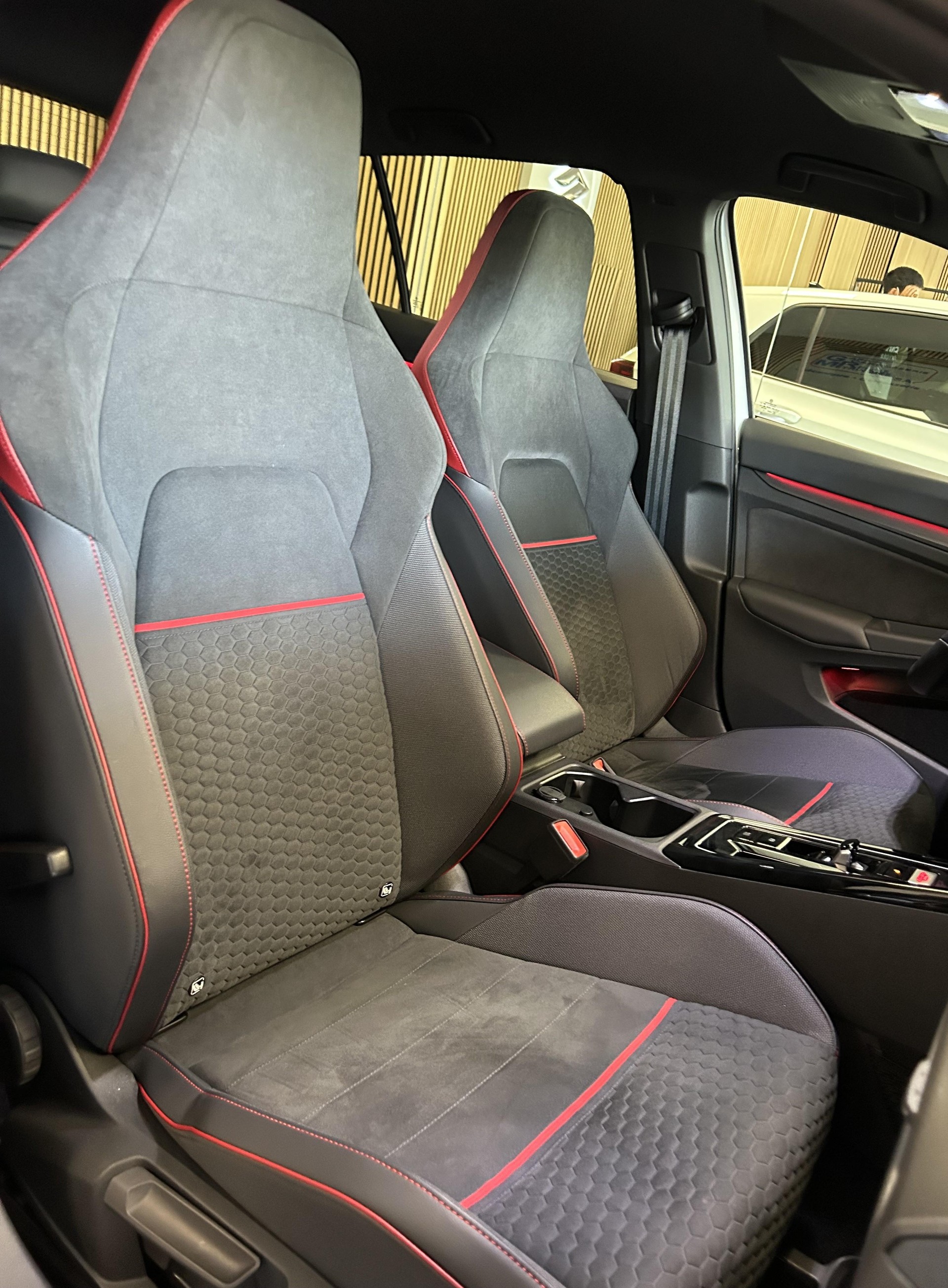 VW Golf VIII 2.0 TSI GTI Clubsport DSG-image-17