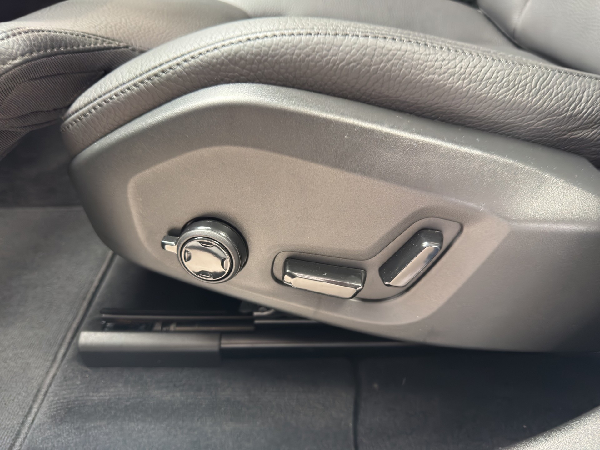 VOLVO XC60 B5 Benzin Mild Hybrid AWD Core Geartronic-image-9