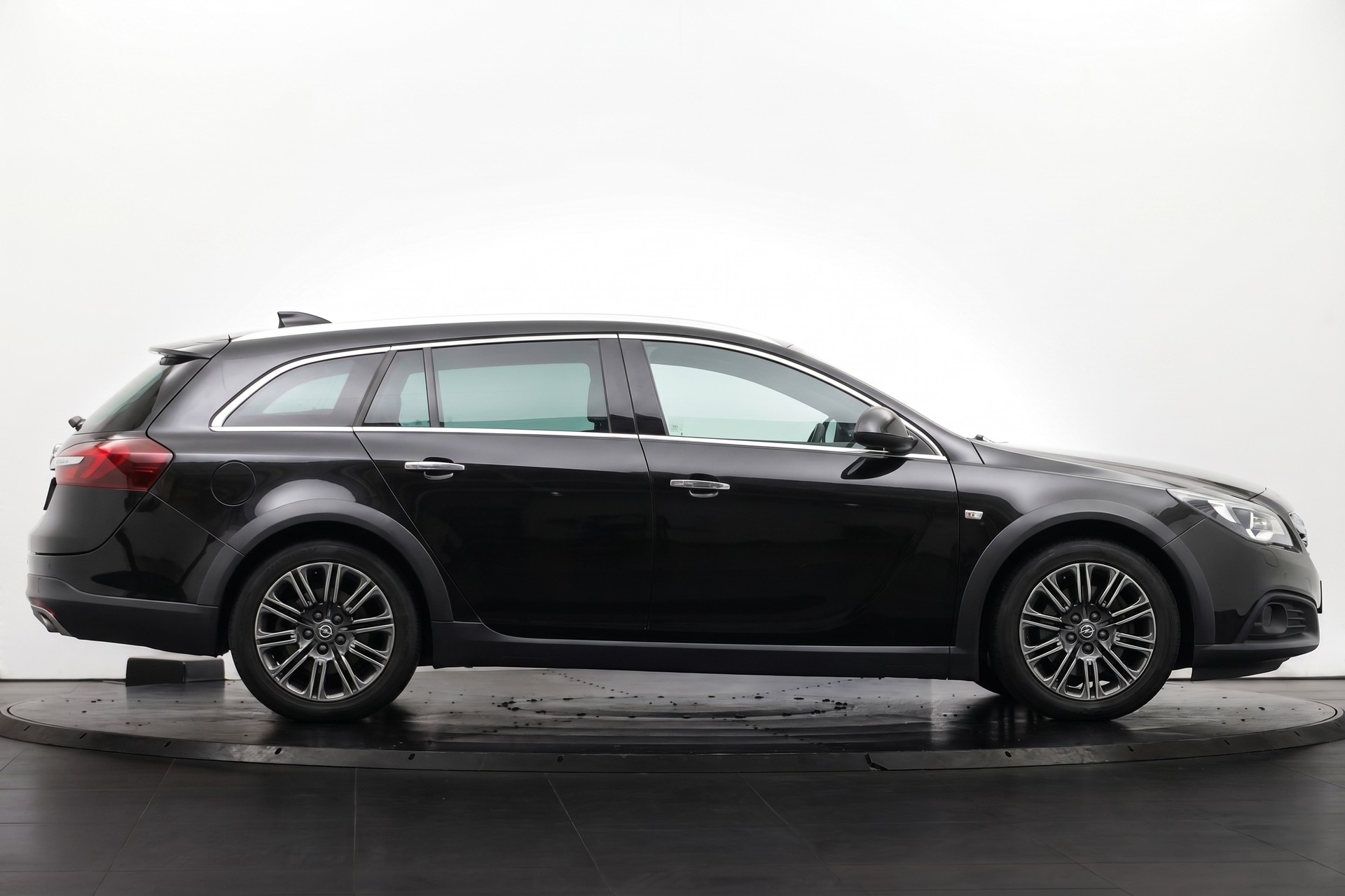 OPEL Insignia Country Tourer 2.0 Turbo 4WD Automatic-image-3