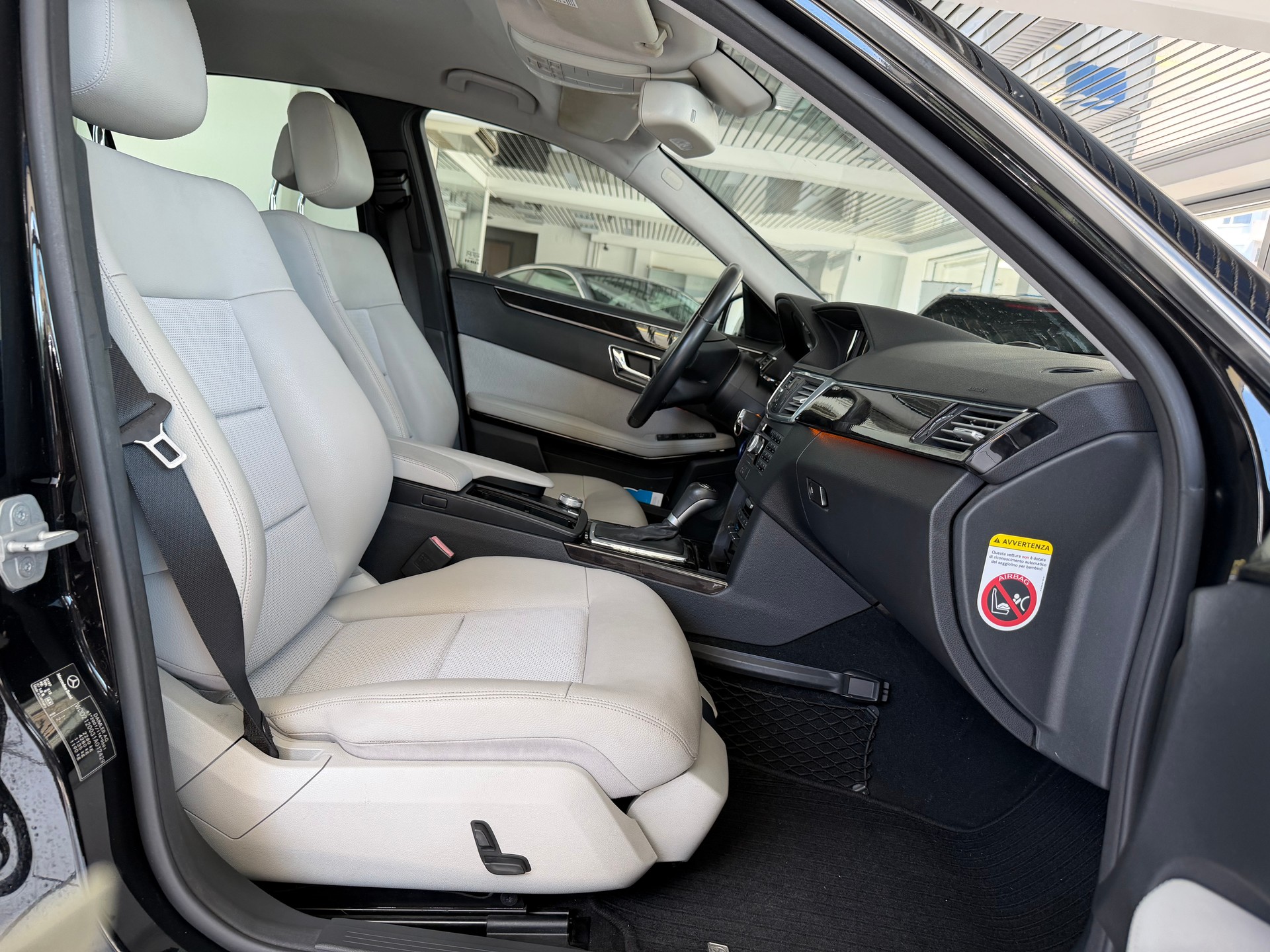 MERCEDES-BENZ E 250 CDI BlueEfficiency Avantgarde Automatic-image-15