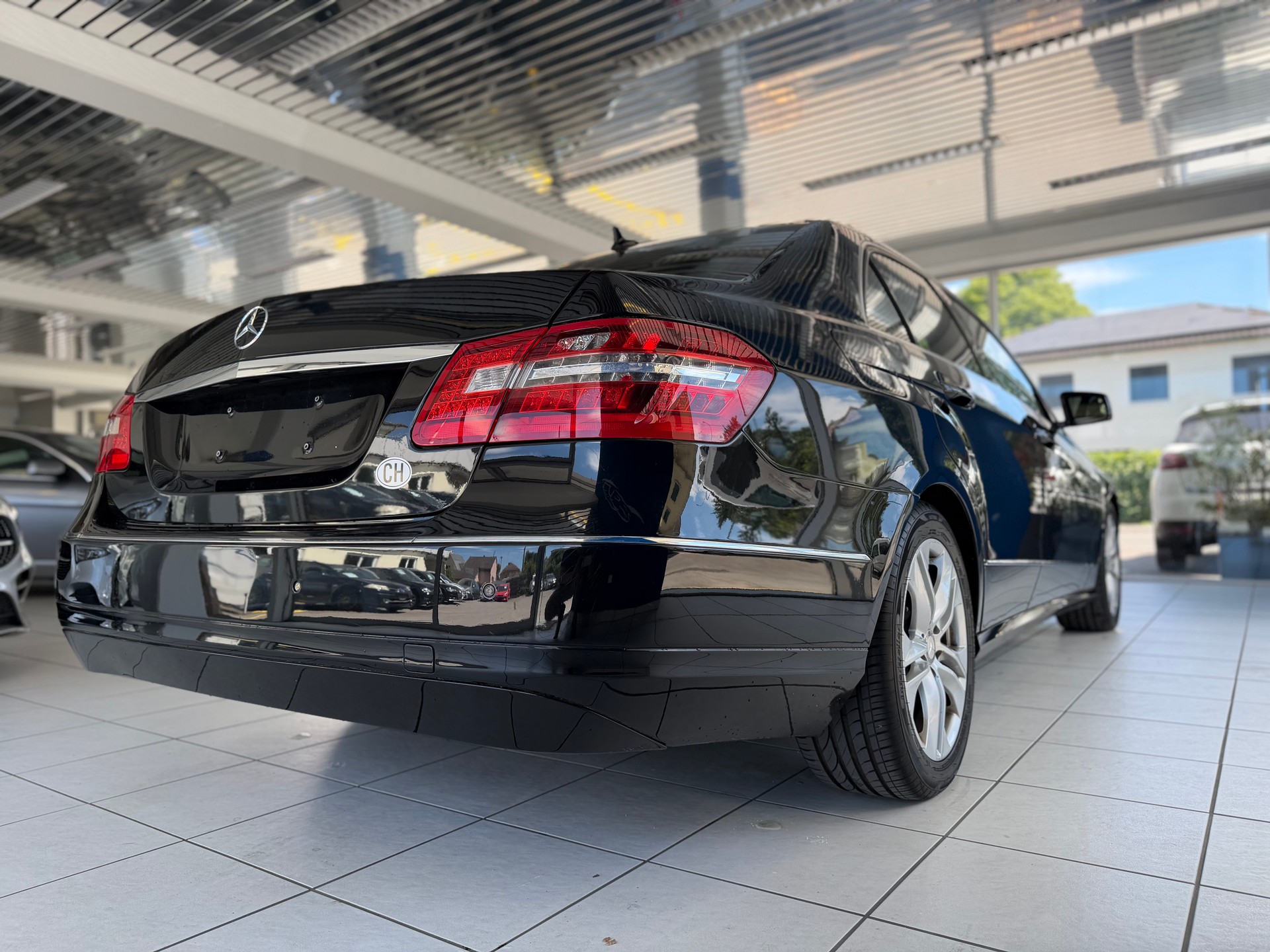 MERCEDES-BENZ E 250 CDI BlueEfficiency Avantgarde Automatic-image-5