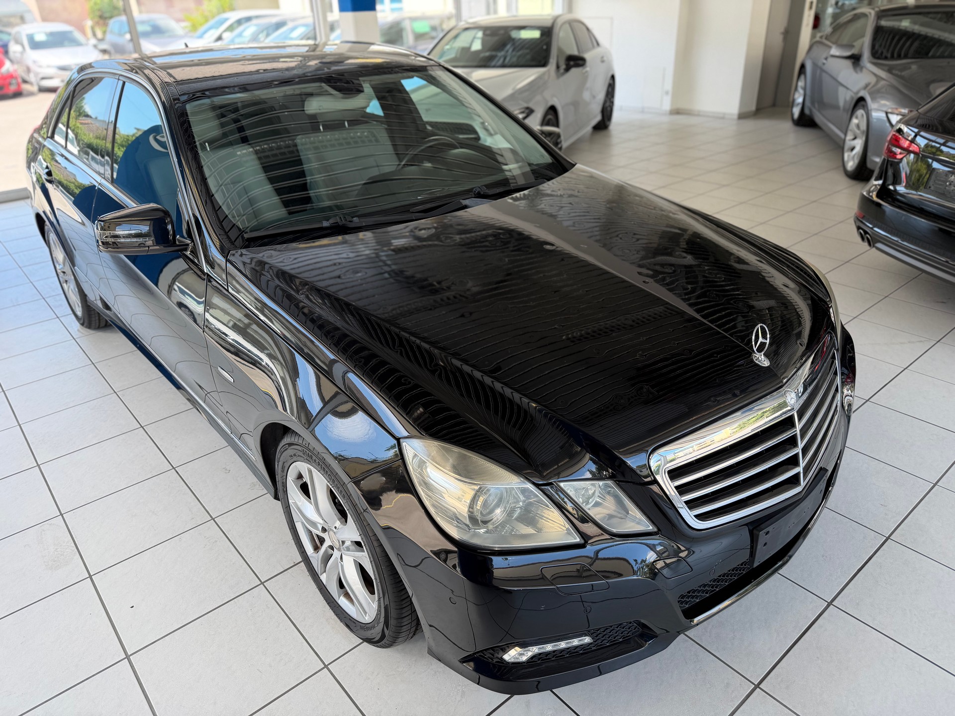 MERCEDES-BENZ E 250 CDI BlueEfficiency Avantgarde Automatic-image-2