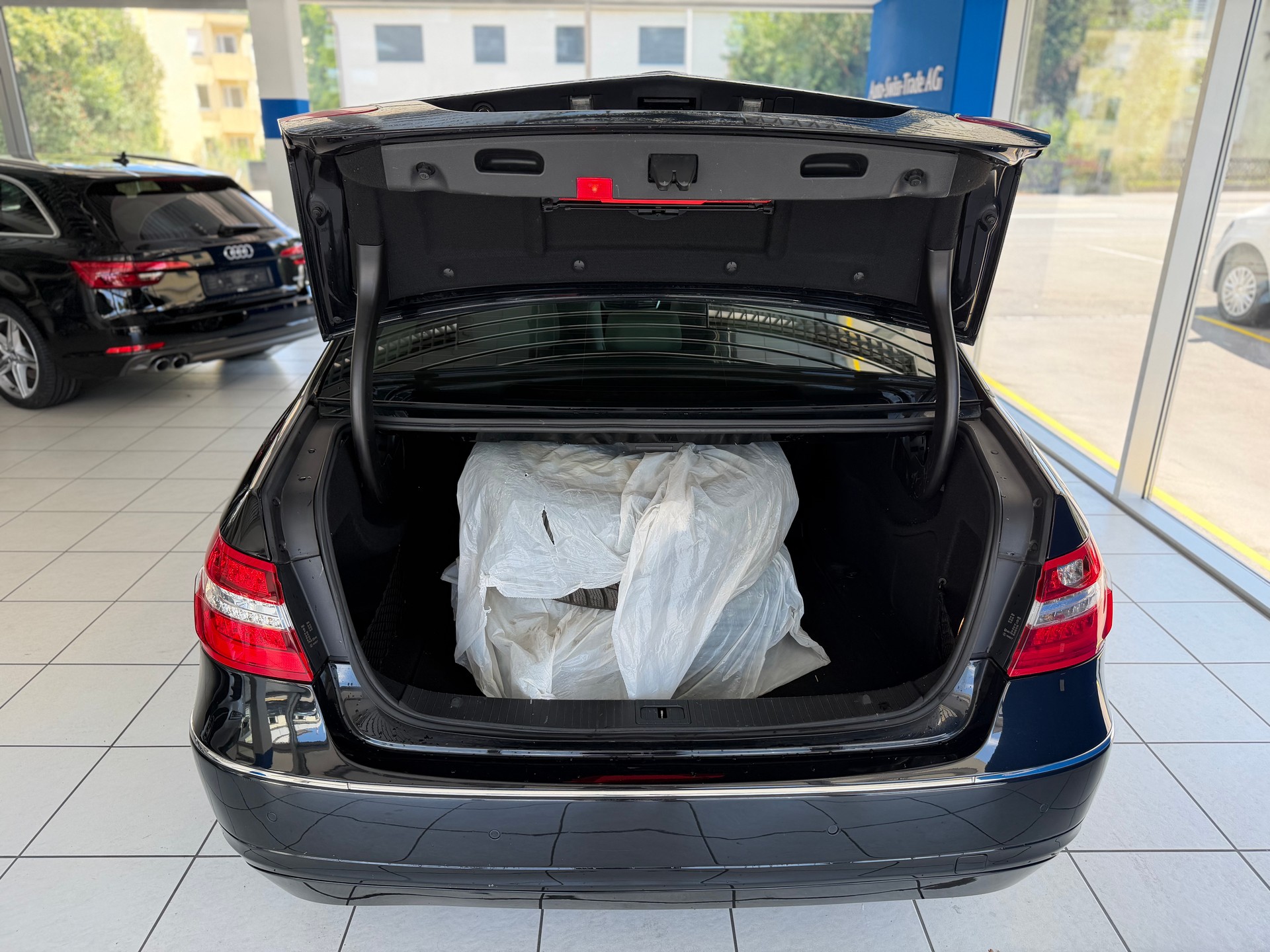 MERCEDES-BENZ E 250 CDI BlueEfficiency Avantgarde Automatic-image-8