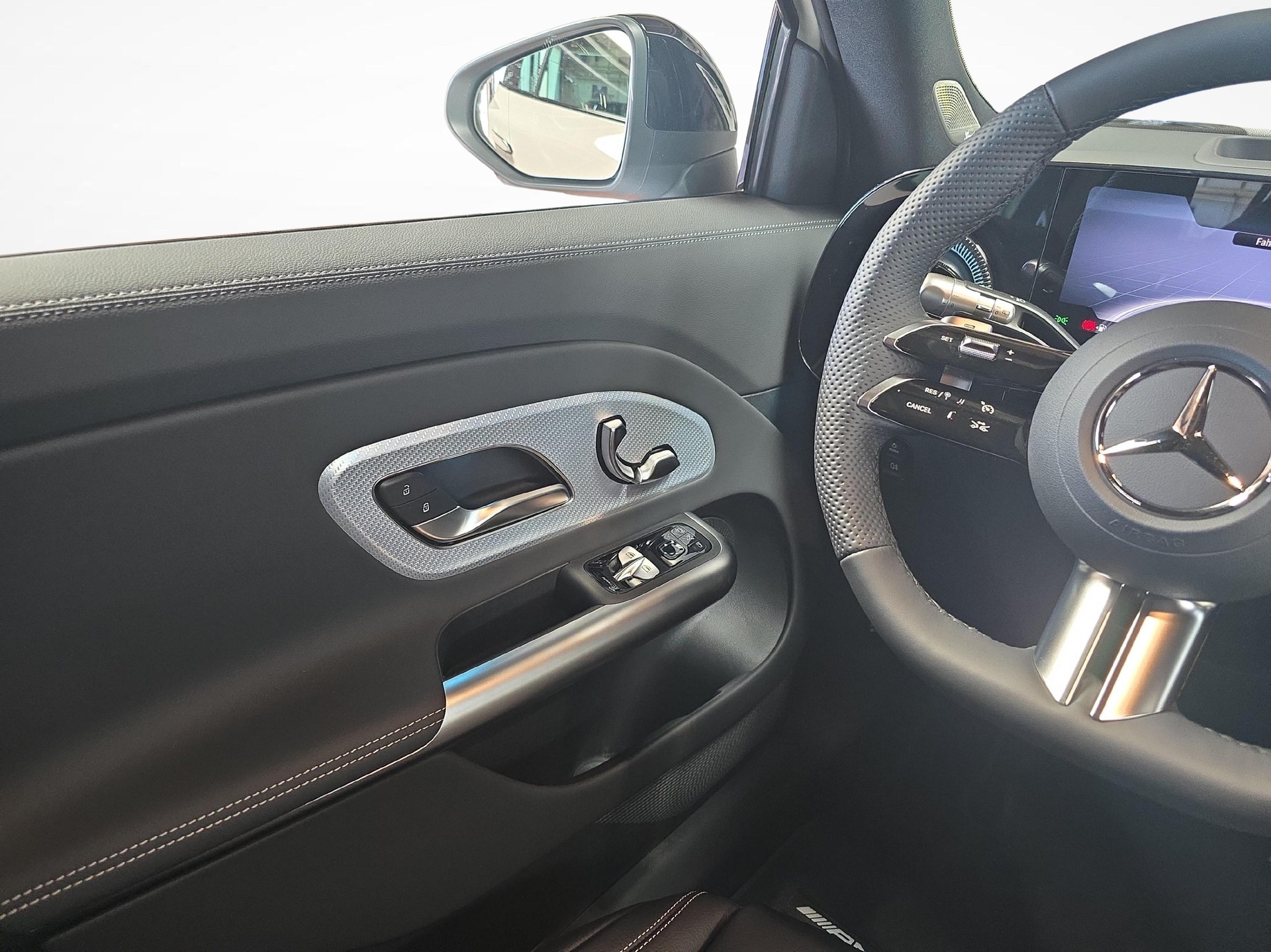 MERCEDES-BENZ GLB 220 4MATIC AMG Line-image-6