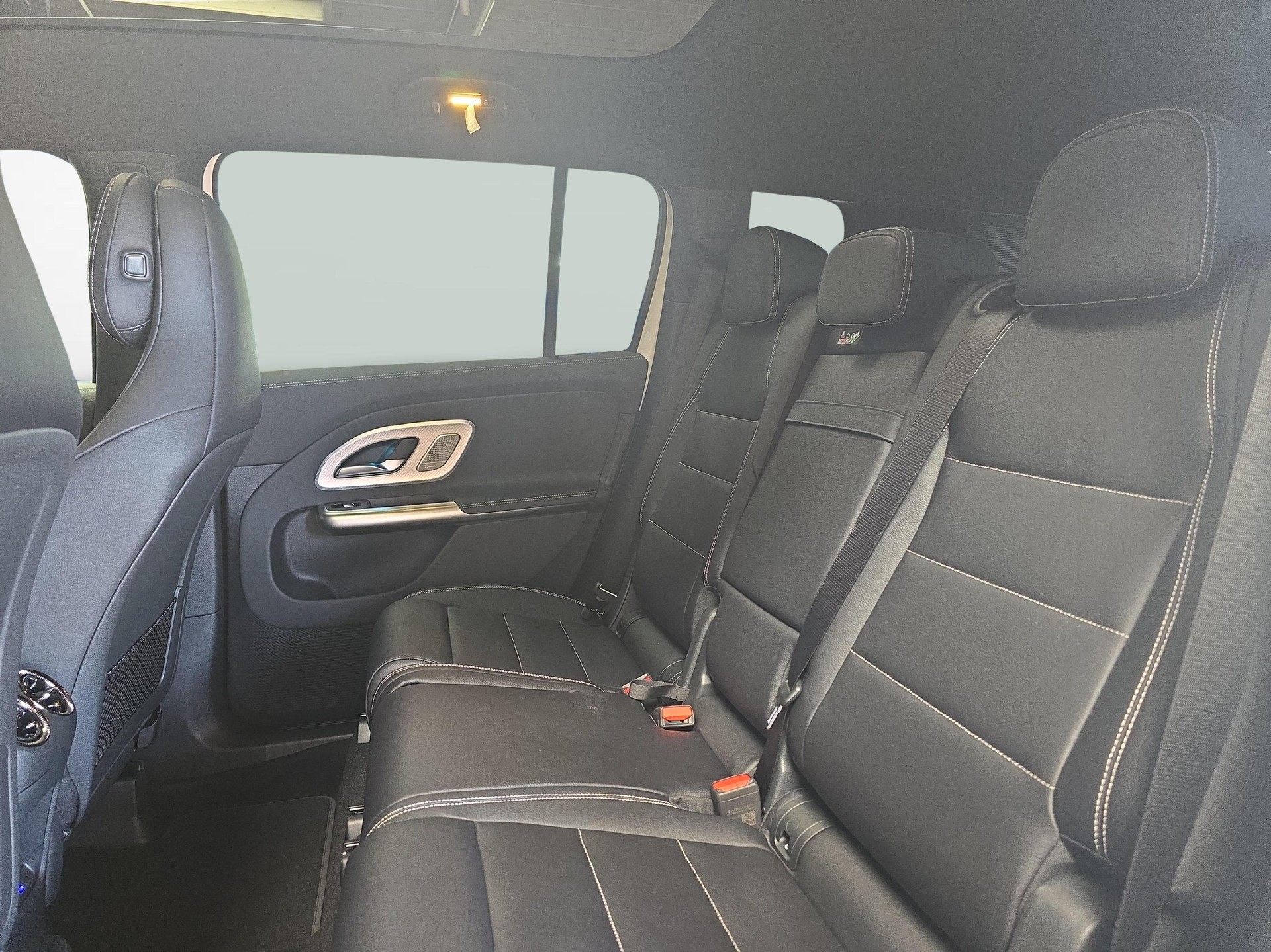 MERCEDES-BENZ GLB 220 4MATIC AMG Line-image-9