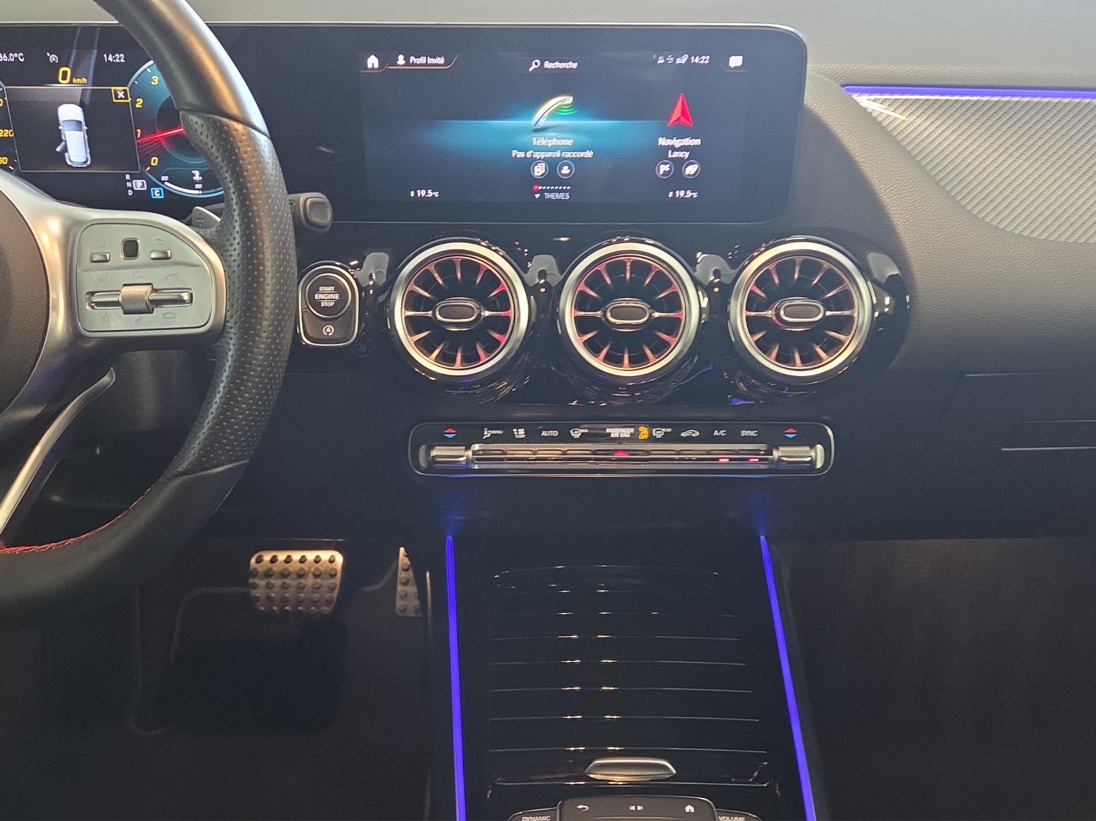 MERCEDES-BENZ GLA 250 AMG Line-image-14