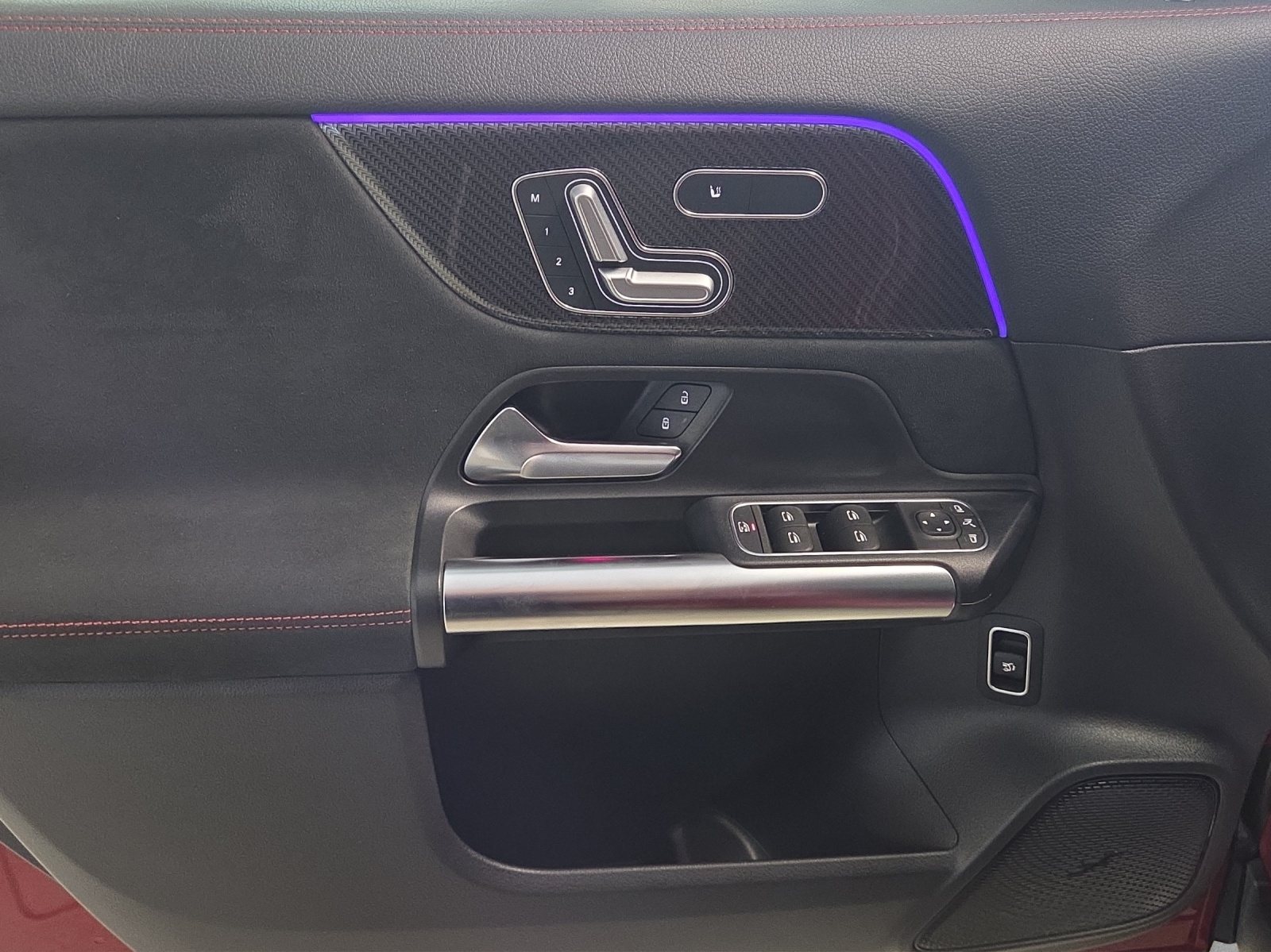 MERCEDES-BENZ GLA 250 AMG Line-image-8