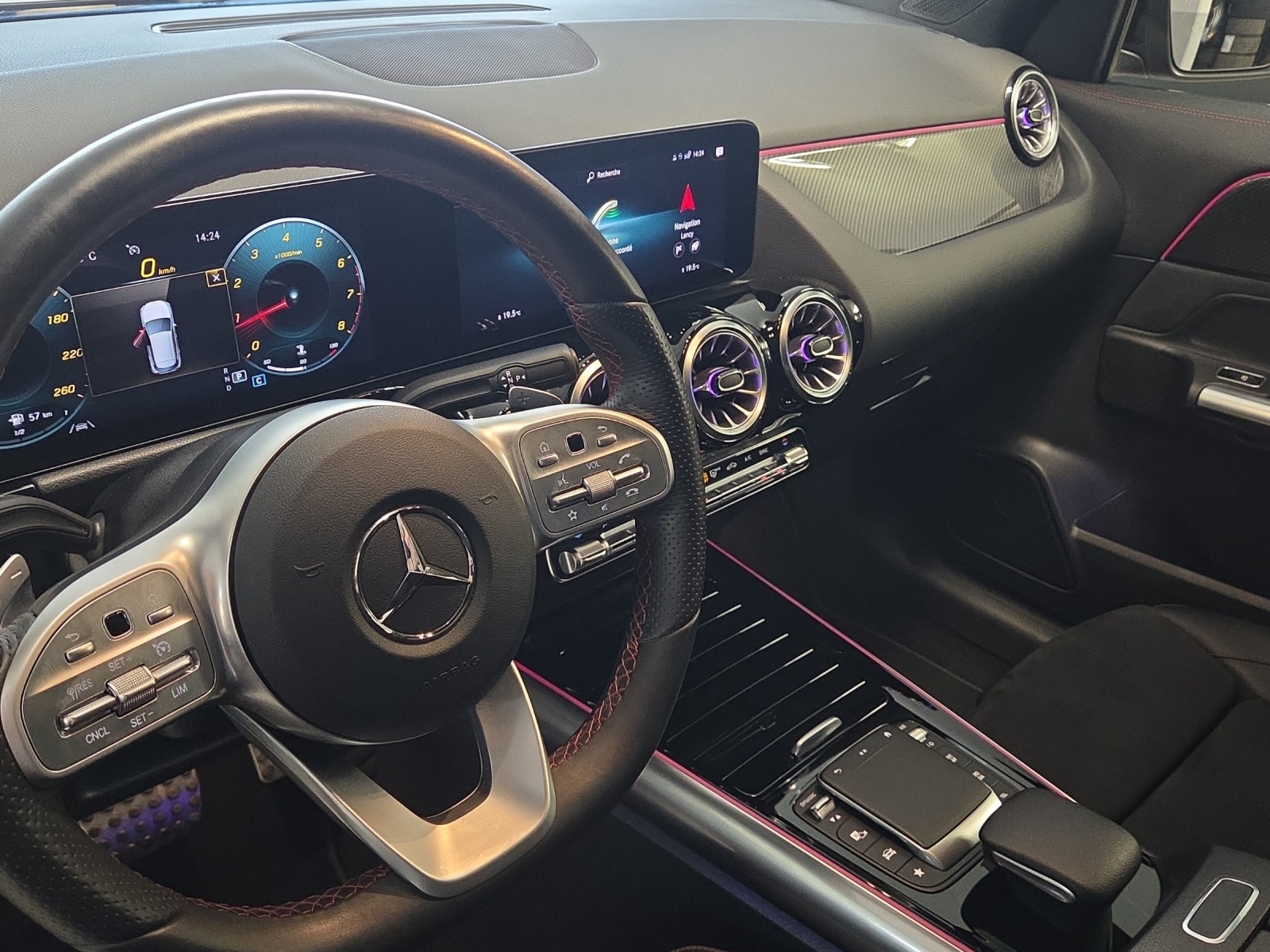 MERCEDES-BENZ GLA 250 AMG Line-image-13